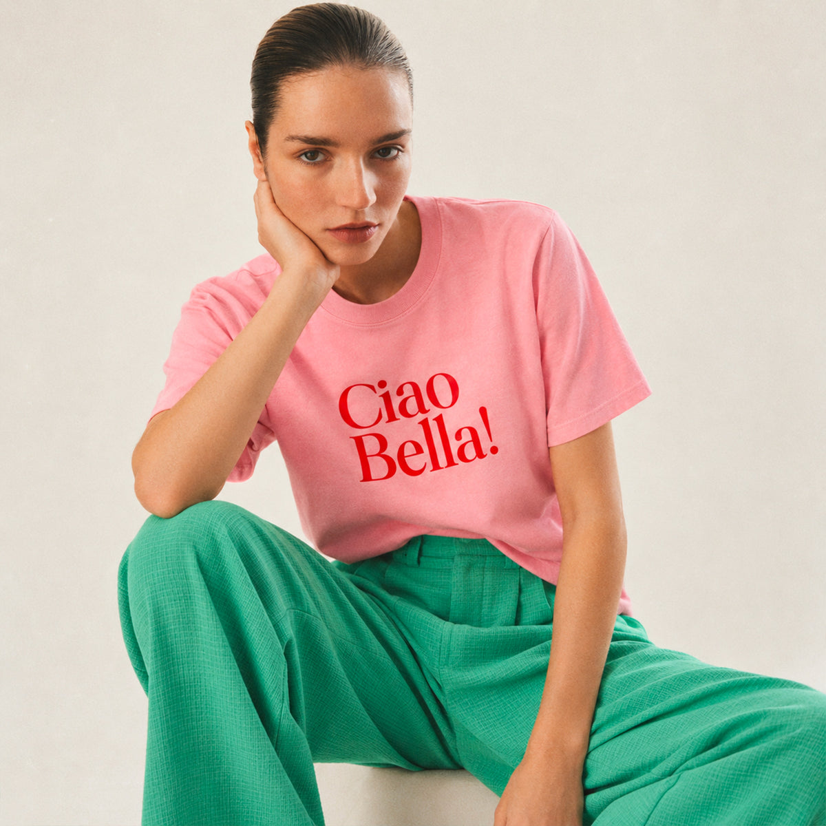Femme portant un t-shirt rose Ciao Bella Beauséjour.