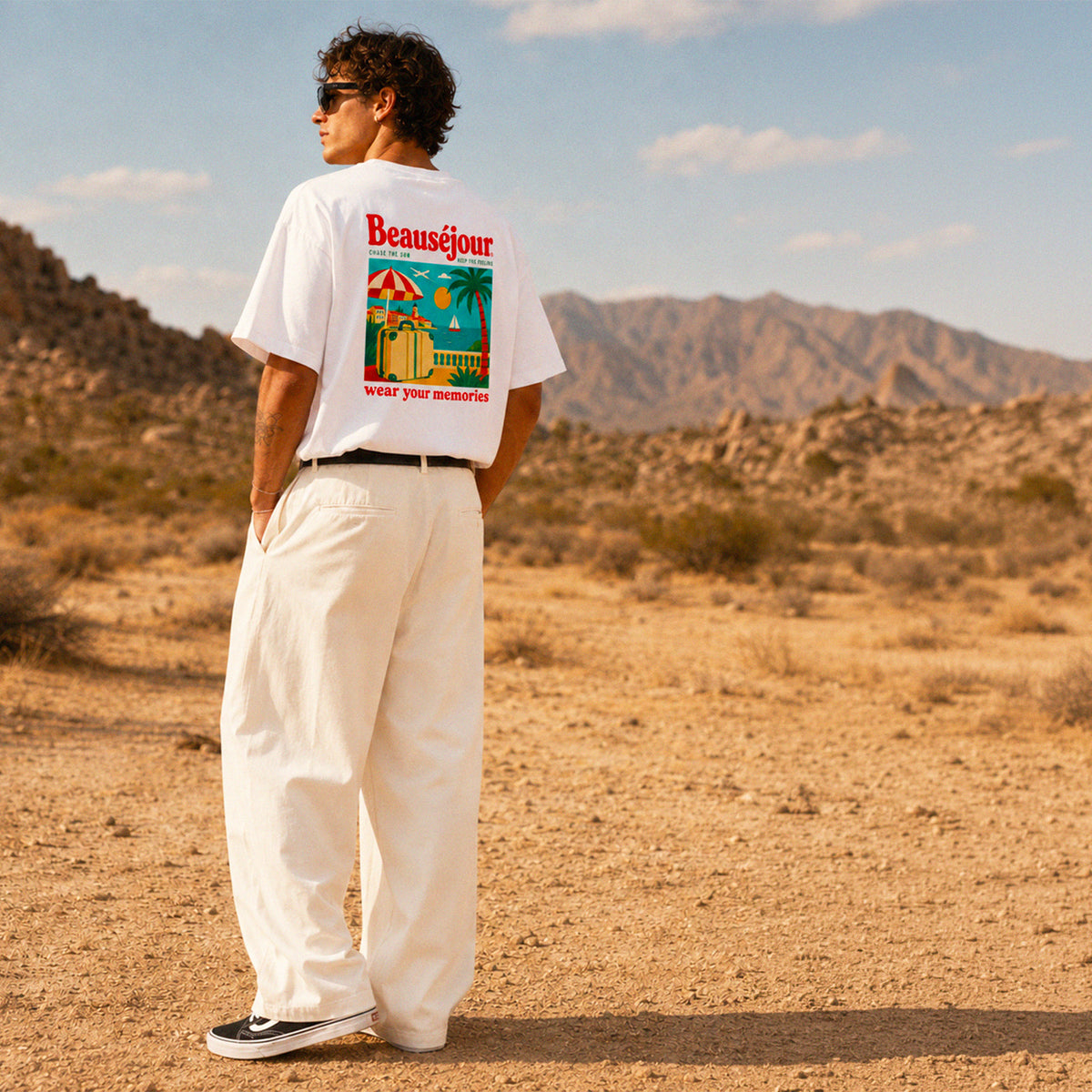 T-shirt Boxy Wear Your Memories Beauséjour blanc, porté par un homme, vue 3.