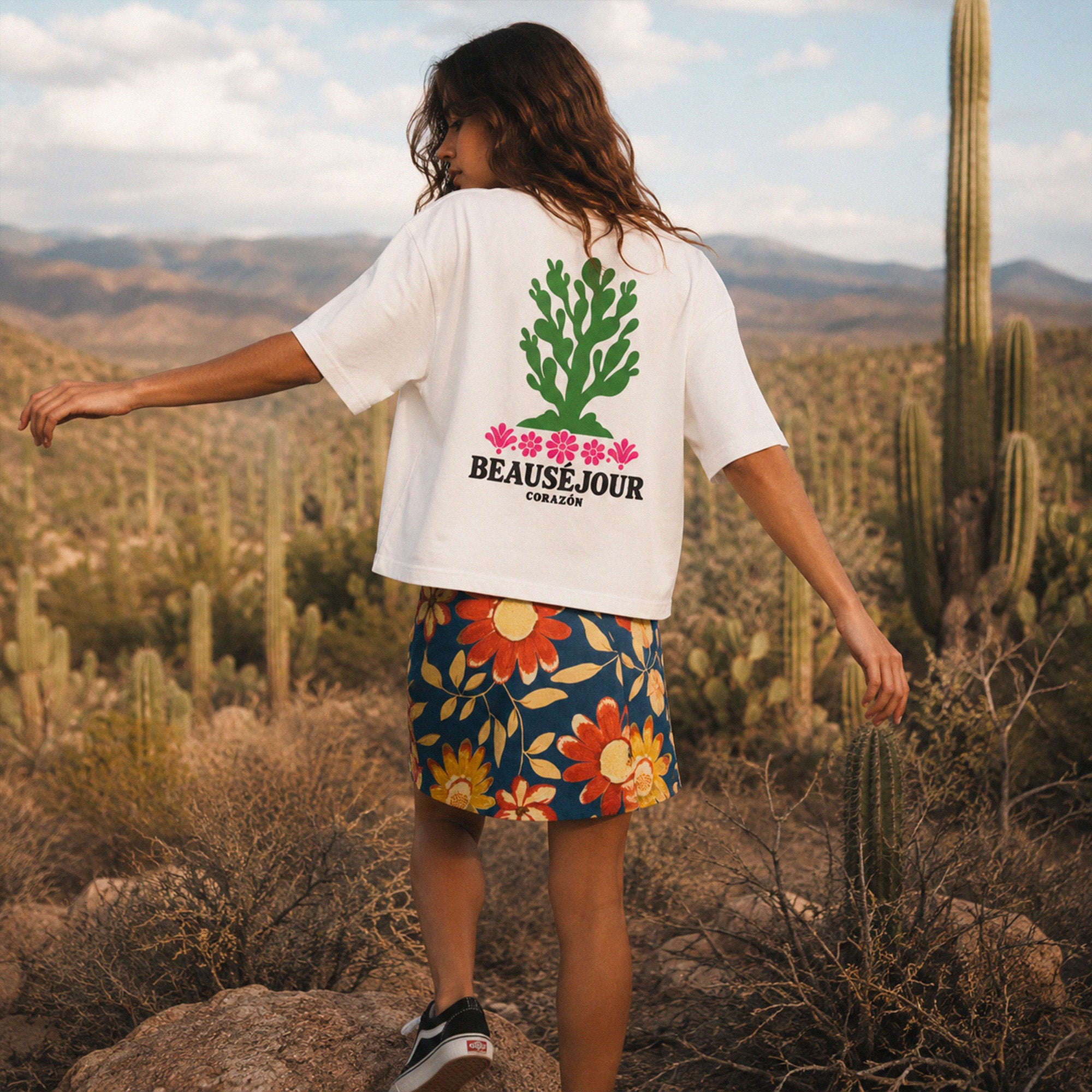 T-shirt boxy blanc Beauséjour Corazón en coton biologique, avec illustration cactus verte et fleurs roses inspirée du Mexique, petit logo poitrine et grand imprimé dans le dos.