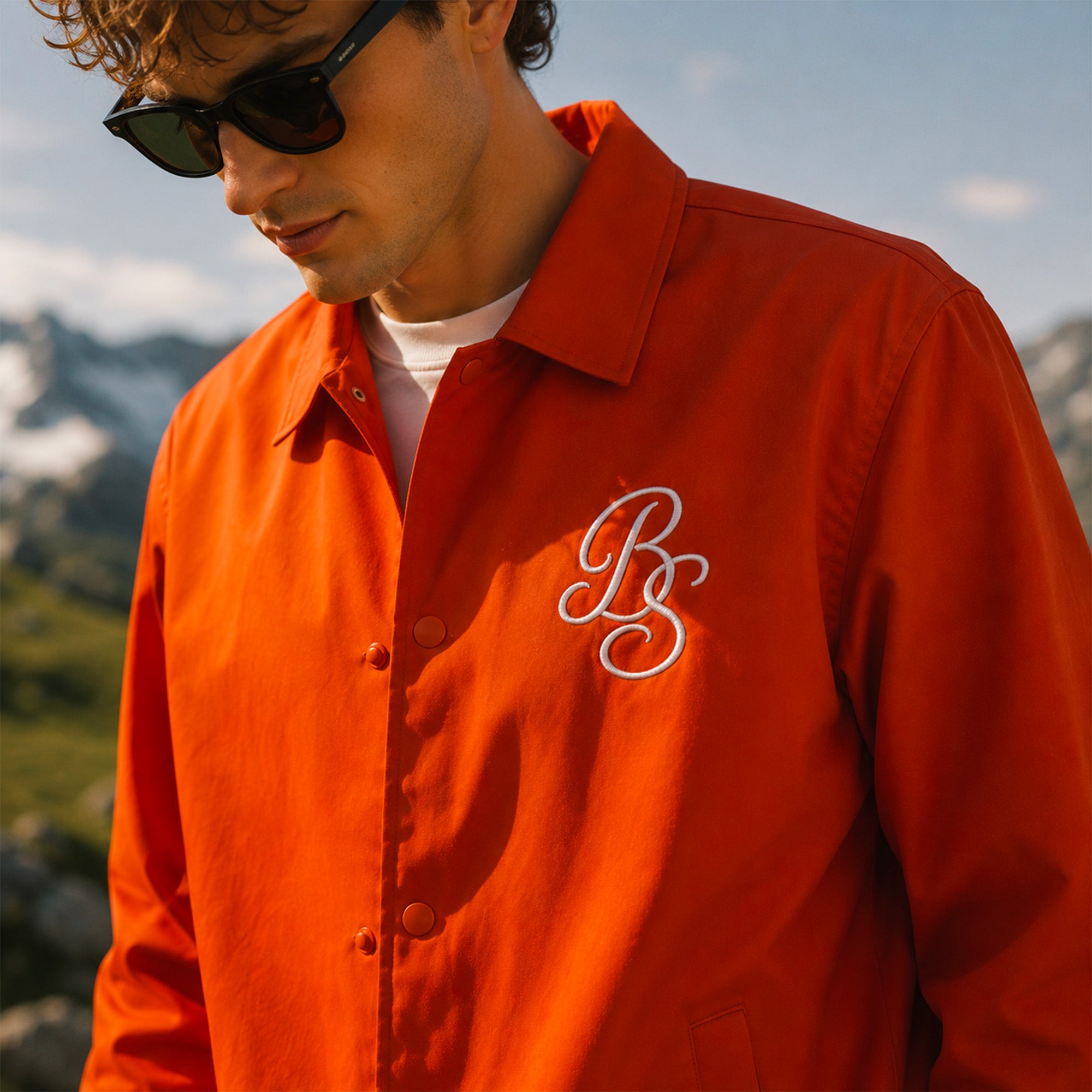 detail broderie bs sur veste technique homme