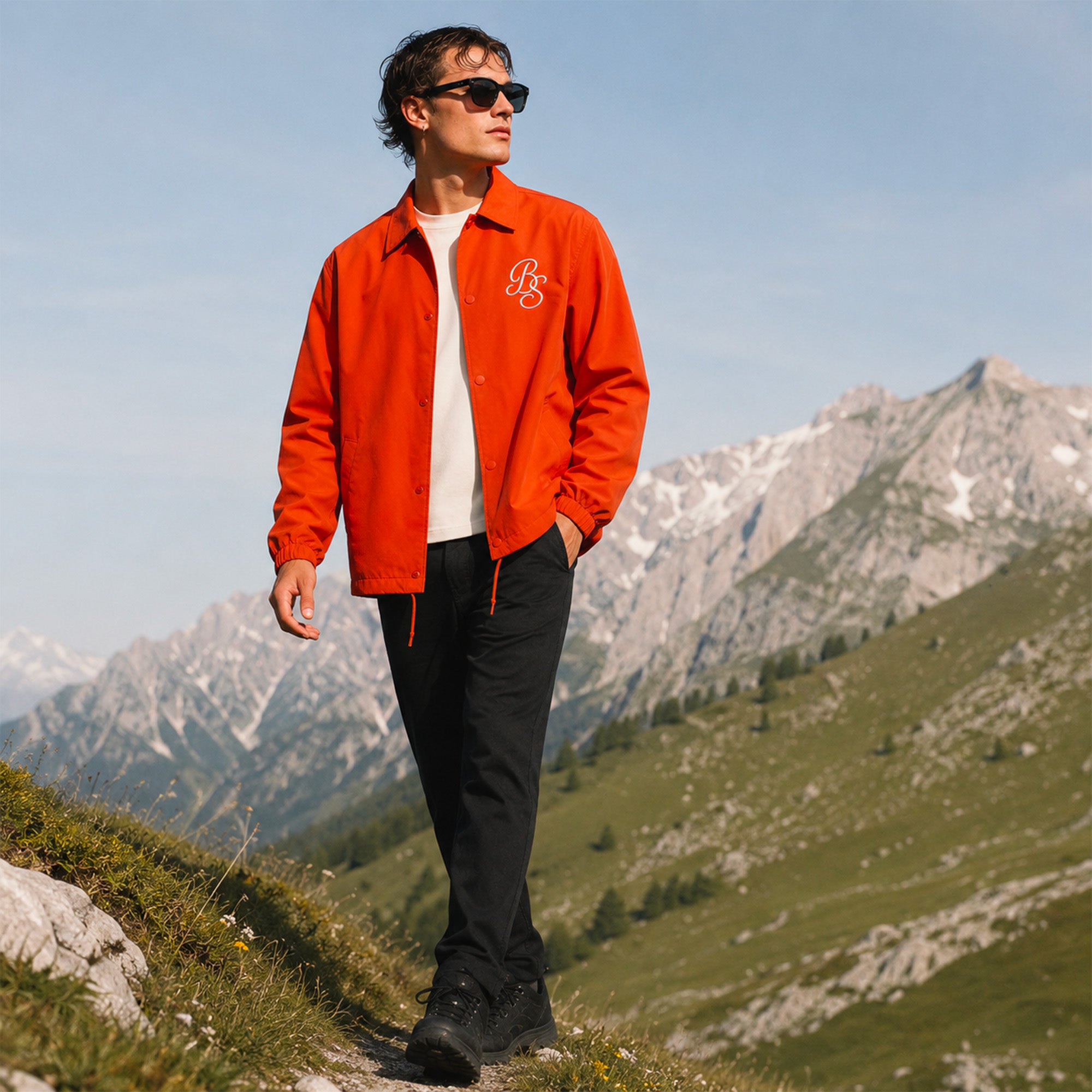 homme portant veste de randonnee beausejour broderie bs