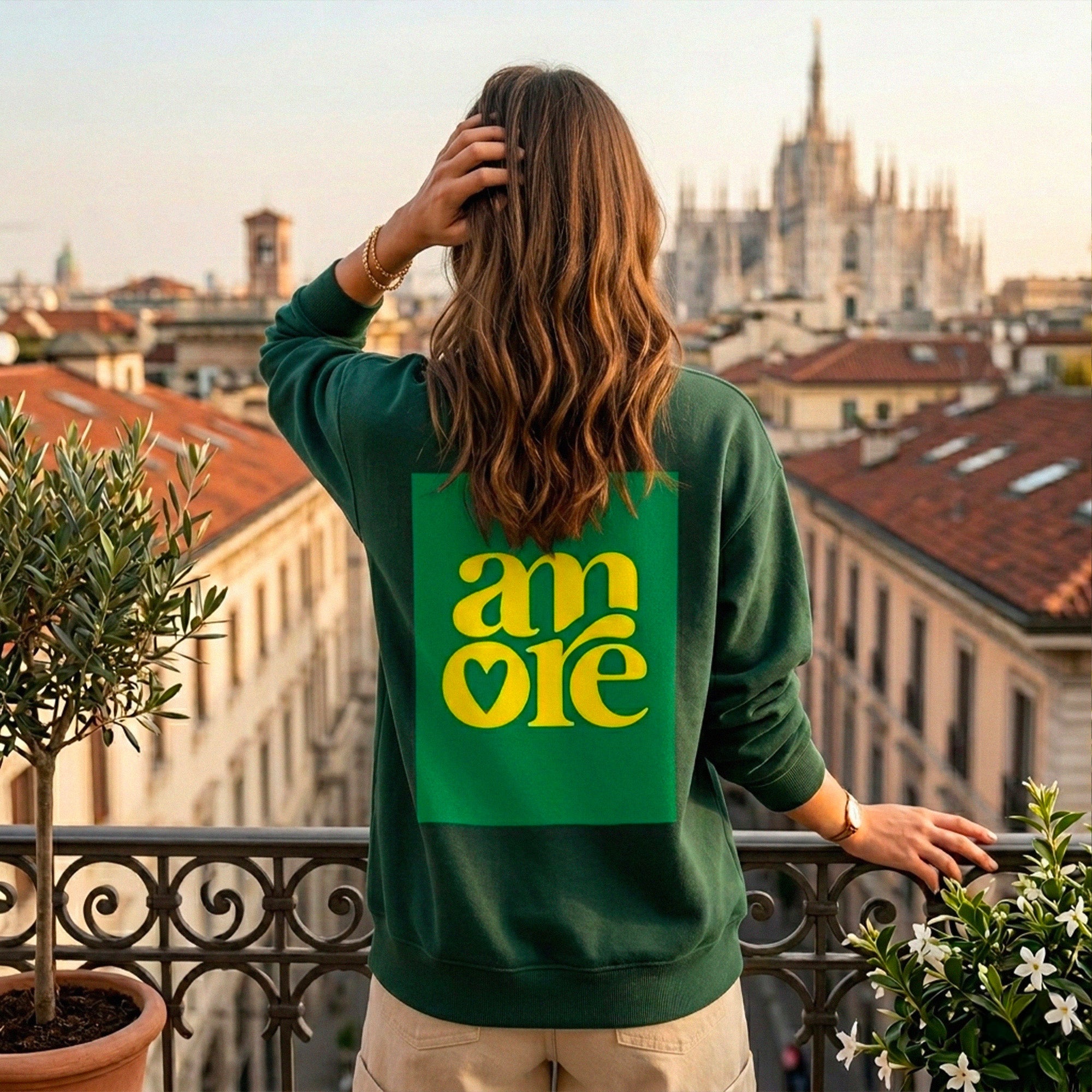 Sweat femme vert Beausejour print Amore, design graphique vert et jaune, look casual chic en exterieur.