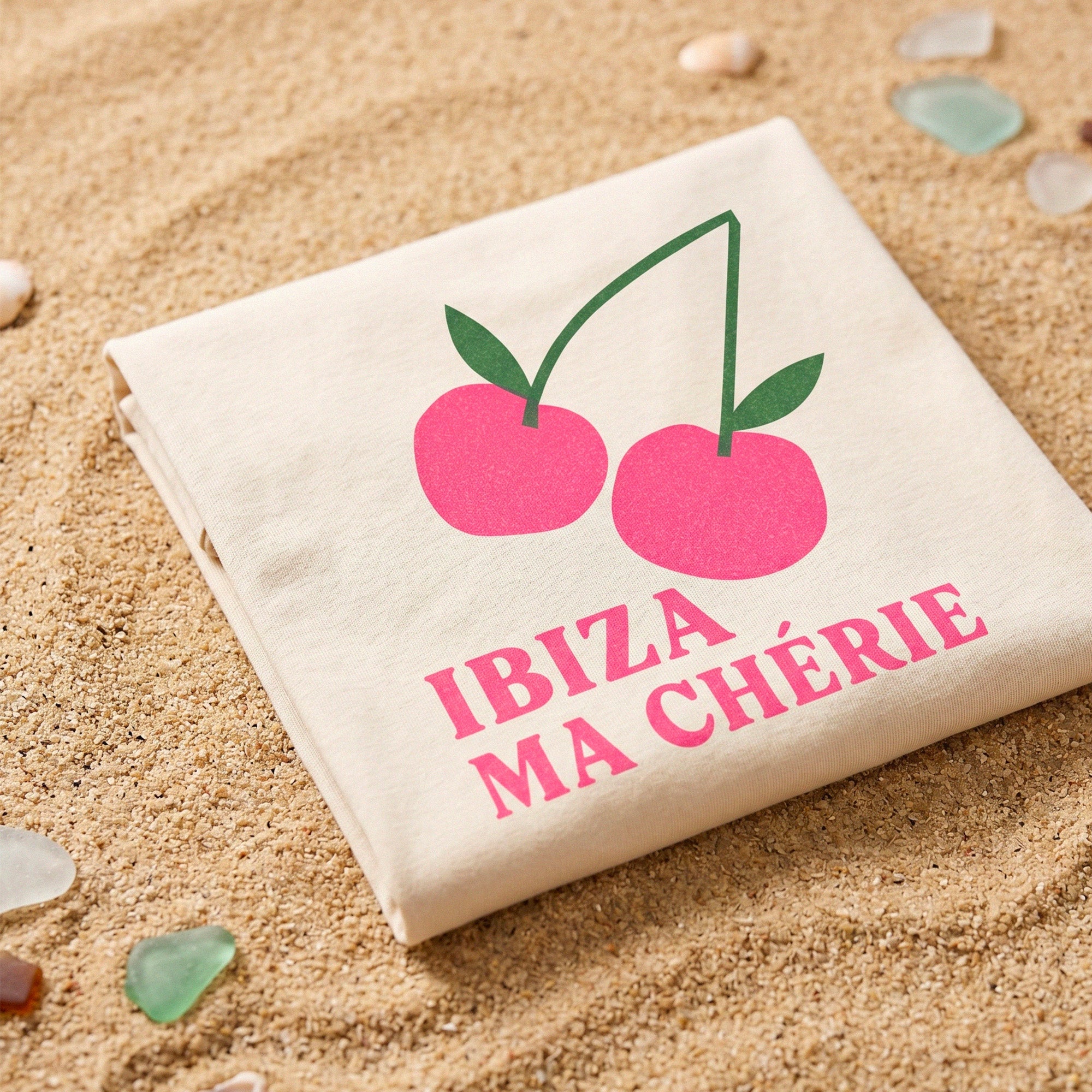 T-shirt femme crème Beauséjour print Ibiza Ma Chérie et motif cerises, look estival chic sur plage méditerranéenne.