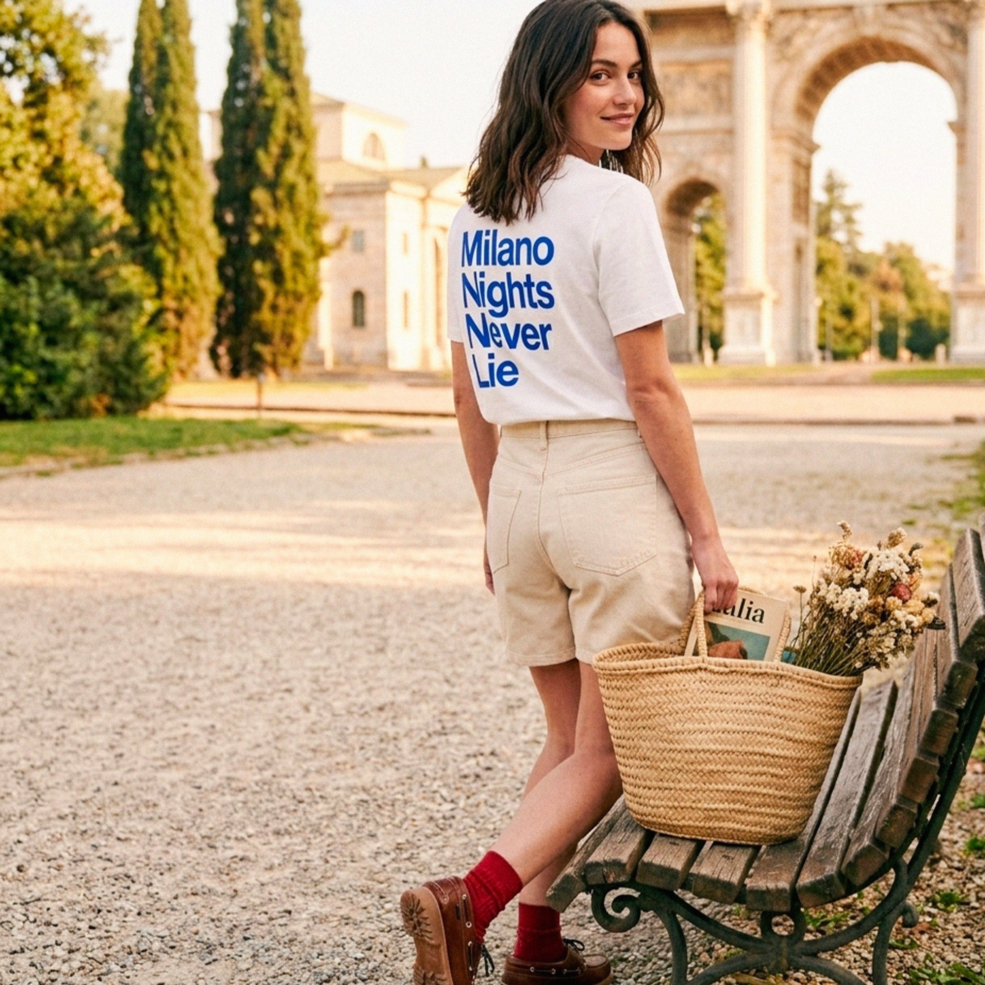 T-shirt femme blanc Beausejour print Milano Nights Never Lie, design graphique bleu, look estival casual chic en ville.