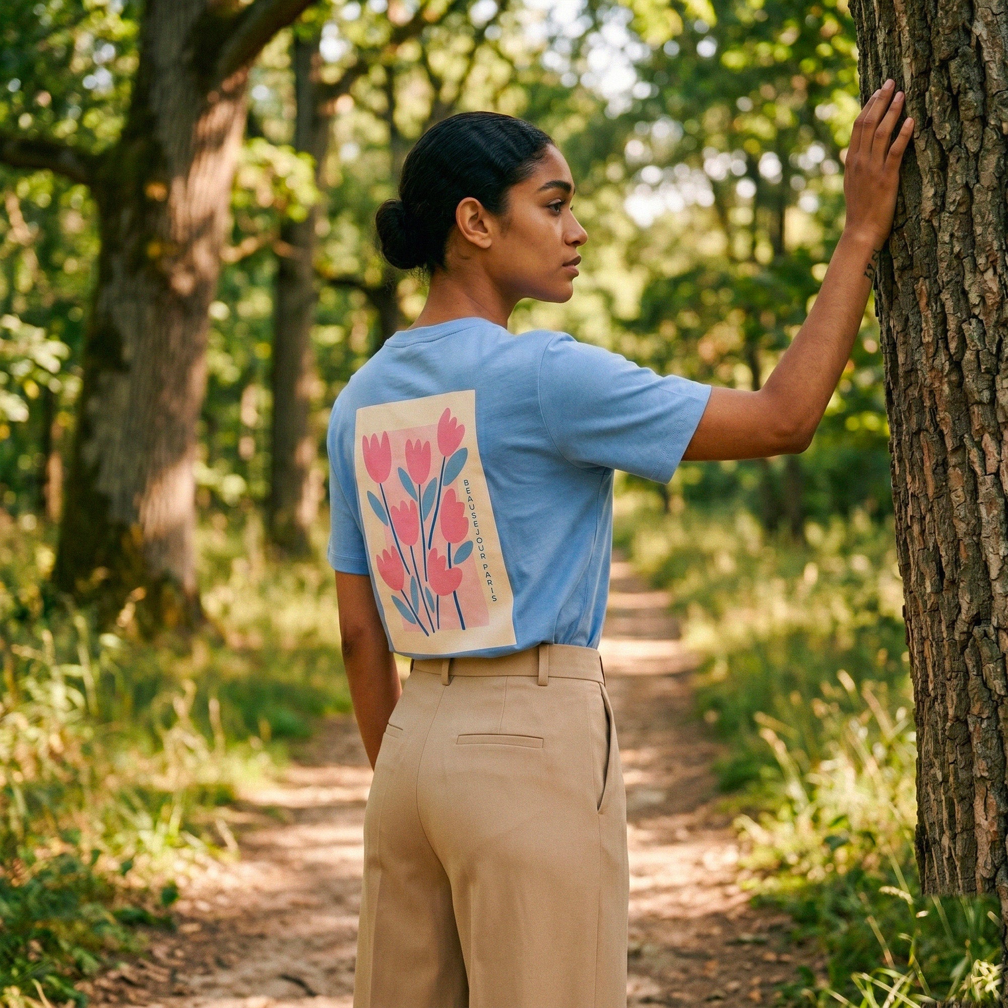 T-shirt femme bleu Beausejour print fleurs roses Paris, design graphique floral, look casual chic en exterieur.