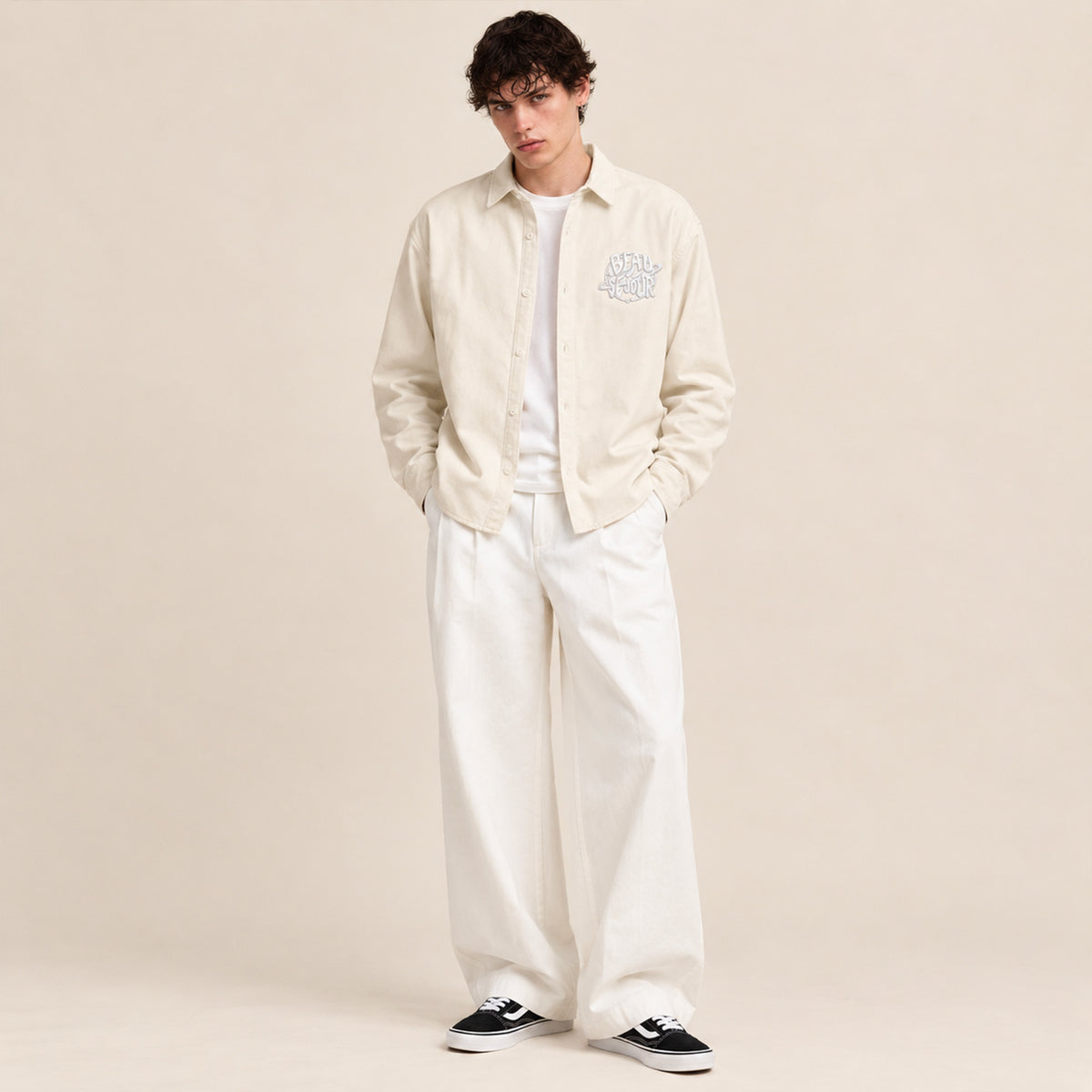 Chemise creme pour homme. Broderie planete sur le coeur. Vue de face.