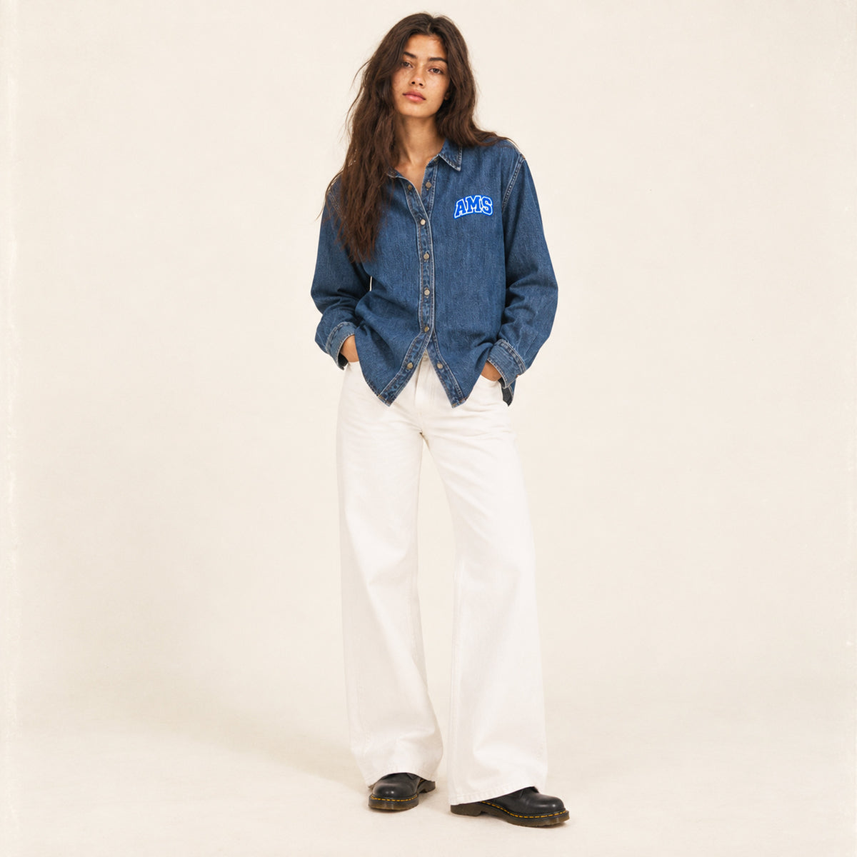 La surchemise femme en denim ams. Twill, 100% Cotton, patch AMS sur la poitrine.
