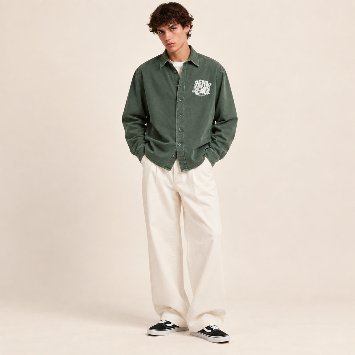 Chemise verte pour homme. Broderie planete sur le coeur. Vue de face.