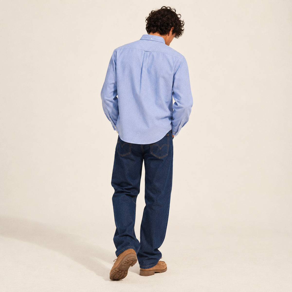 Chemise Oxford homme Beauséjour AMS bleu ciel en coton biologique, coupe élégante avec col classique, boutons blancs et patch AMS brodé sur la poitrine.