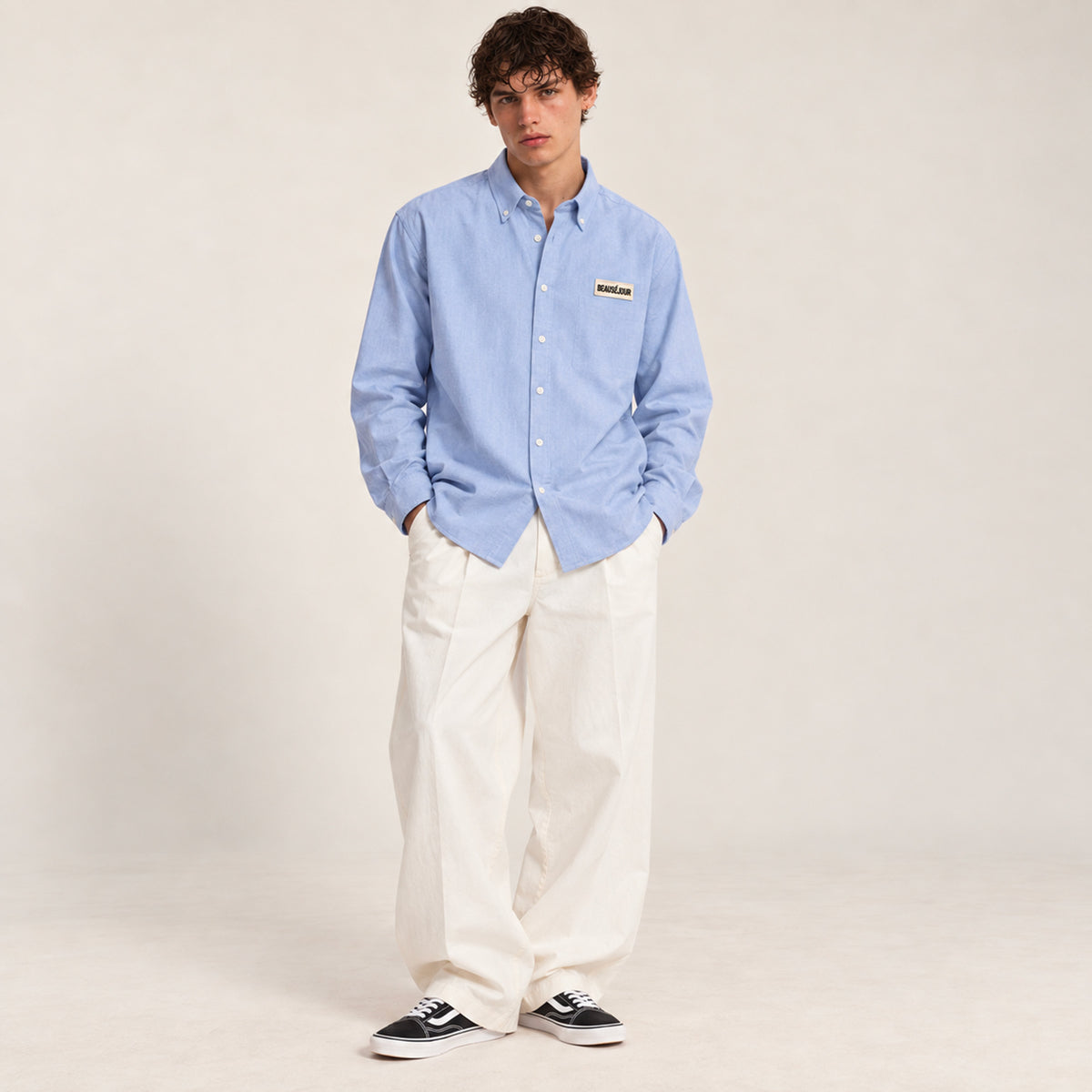 Chemise oxford bleu ciel pour homme. Patch beauséjour brodé thermocolée sur la poitrine.