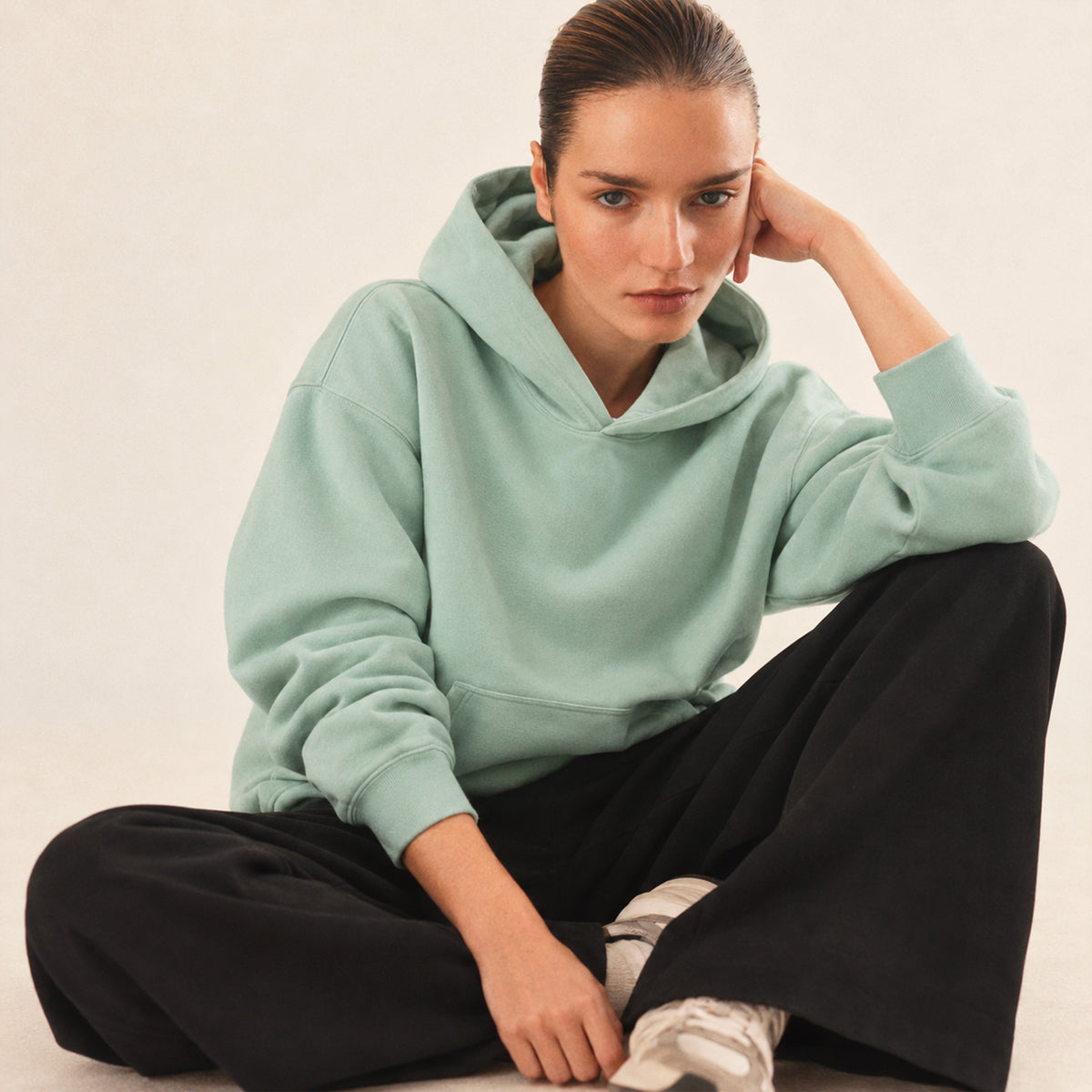 femme portant un hoodie aloe Pasta Club, vue de face – Beauséjour France.