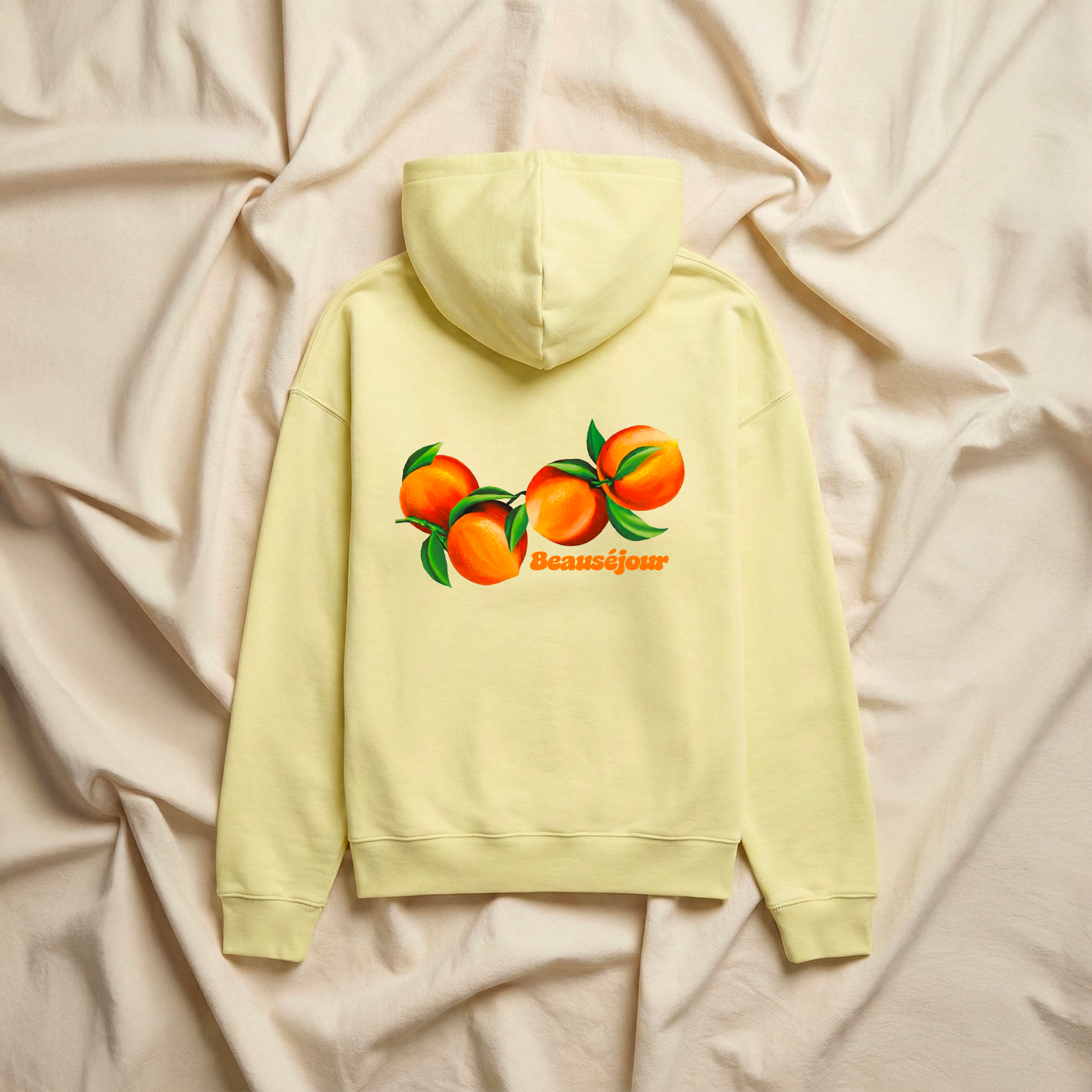 hoodie lifestyle. femme a la plage qui porte un hoodie lifestyle imprimé été de dos.