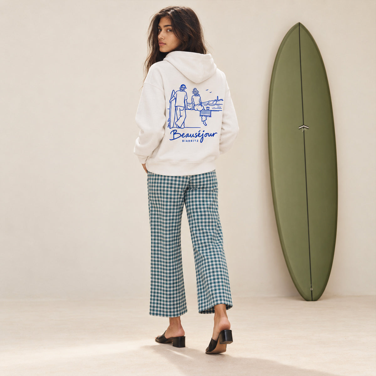Hoodie Biarritz after surf blanc porté par une femme, vue de dos avec illustration Beauséjour Biarritz