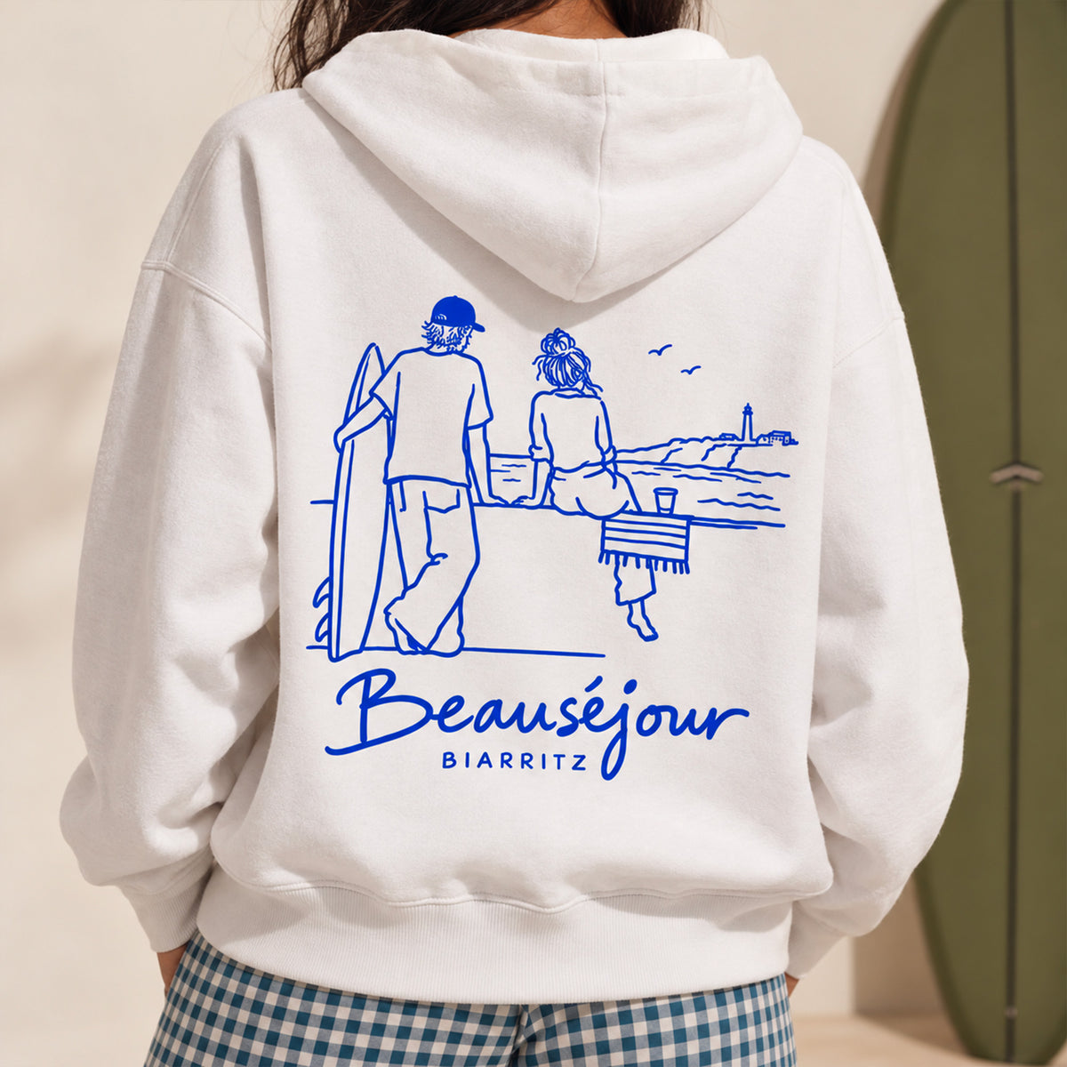 Hoodie Biarritz after surf blanc, vue de dos avec illustration brodée Beauséjour Biarritz représentant un couple face à la mer
