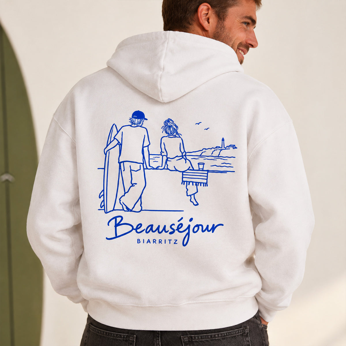 Hoodie Biarritz after surf blanc, vue de dos avec illustration brodée Beauséjour Biarritz représentant un couple face à la mer
