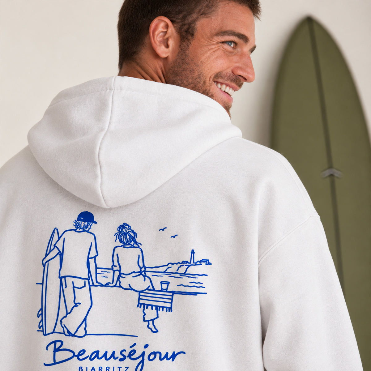 Hoodie Biarritz after surf blanc porté par un homme, vue de profil