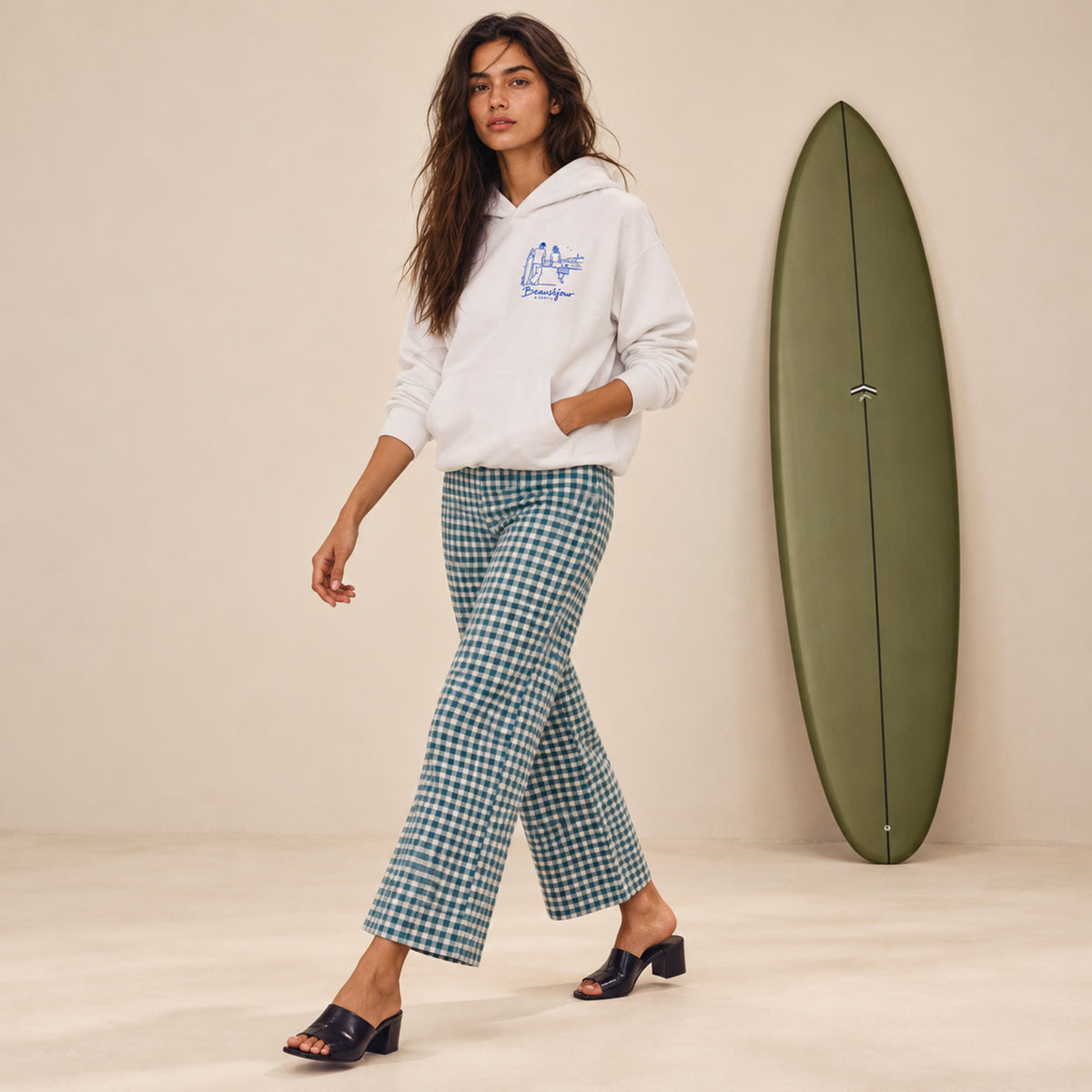 Hoodie Biarritz after surf blanc porté par une femme en mouvement, vue de face