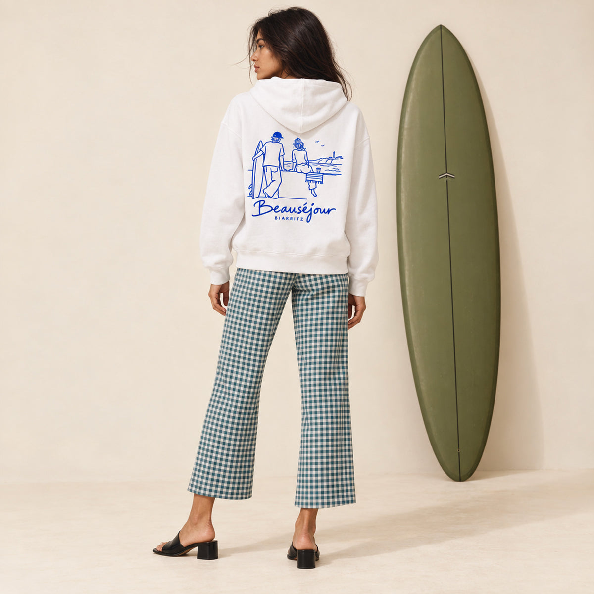 Hoodie Biarritz after surf blanc porté par une femme, gros plan sur la capuche