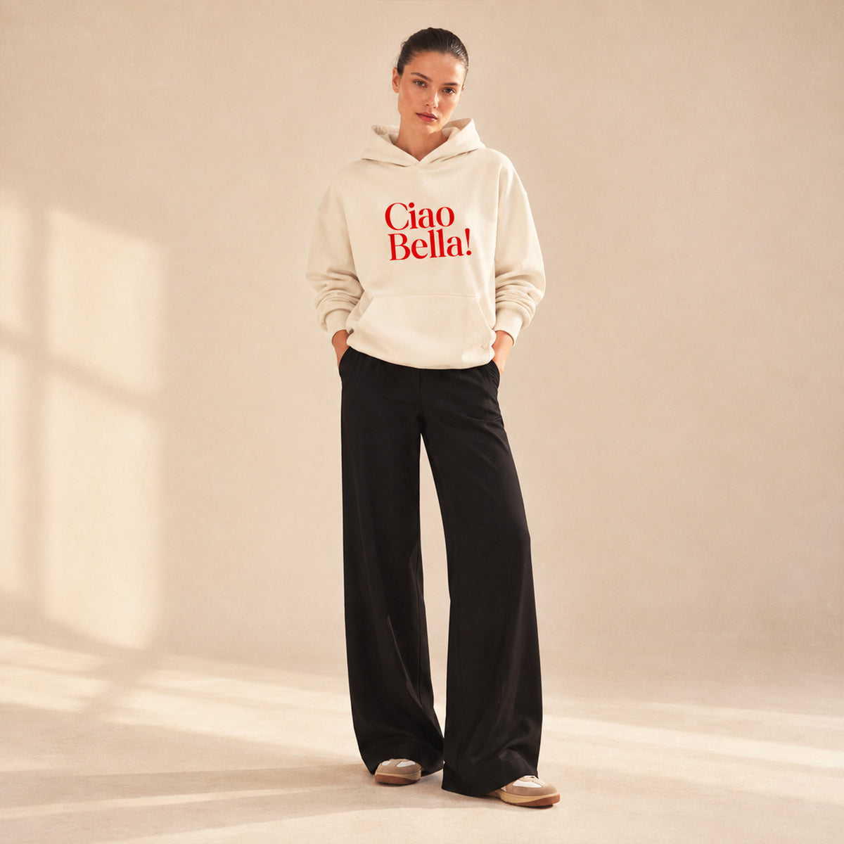 Hoodie crème Ciao Bella Beauséjour, porté par une femme