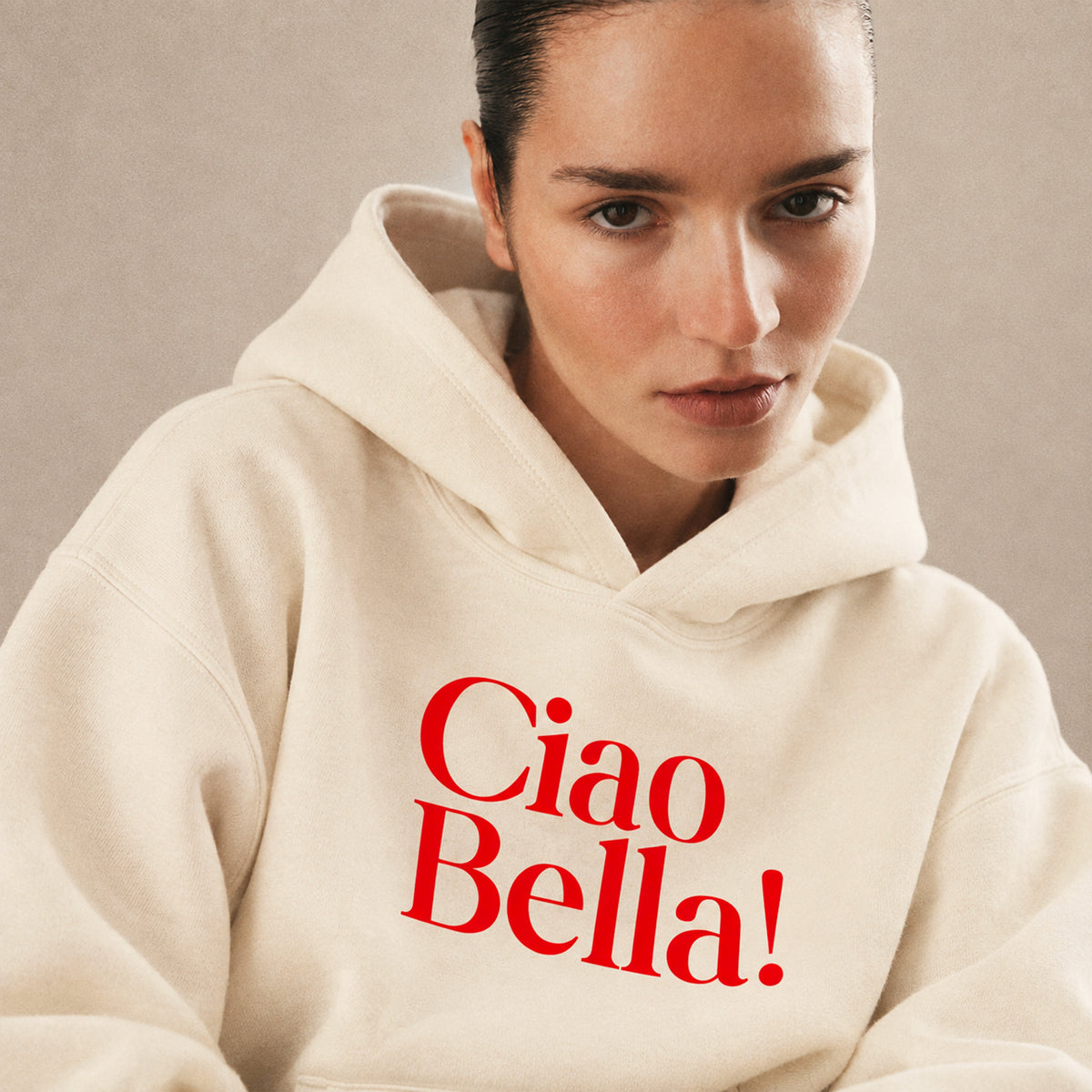 Hoodie crème Ciao Bella Beauséjour, porté par une femme plan rapproché.
