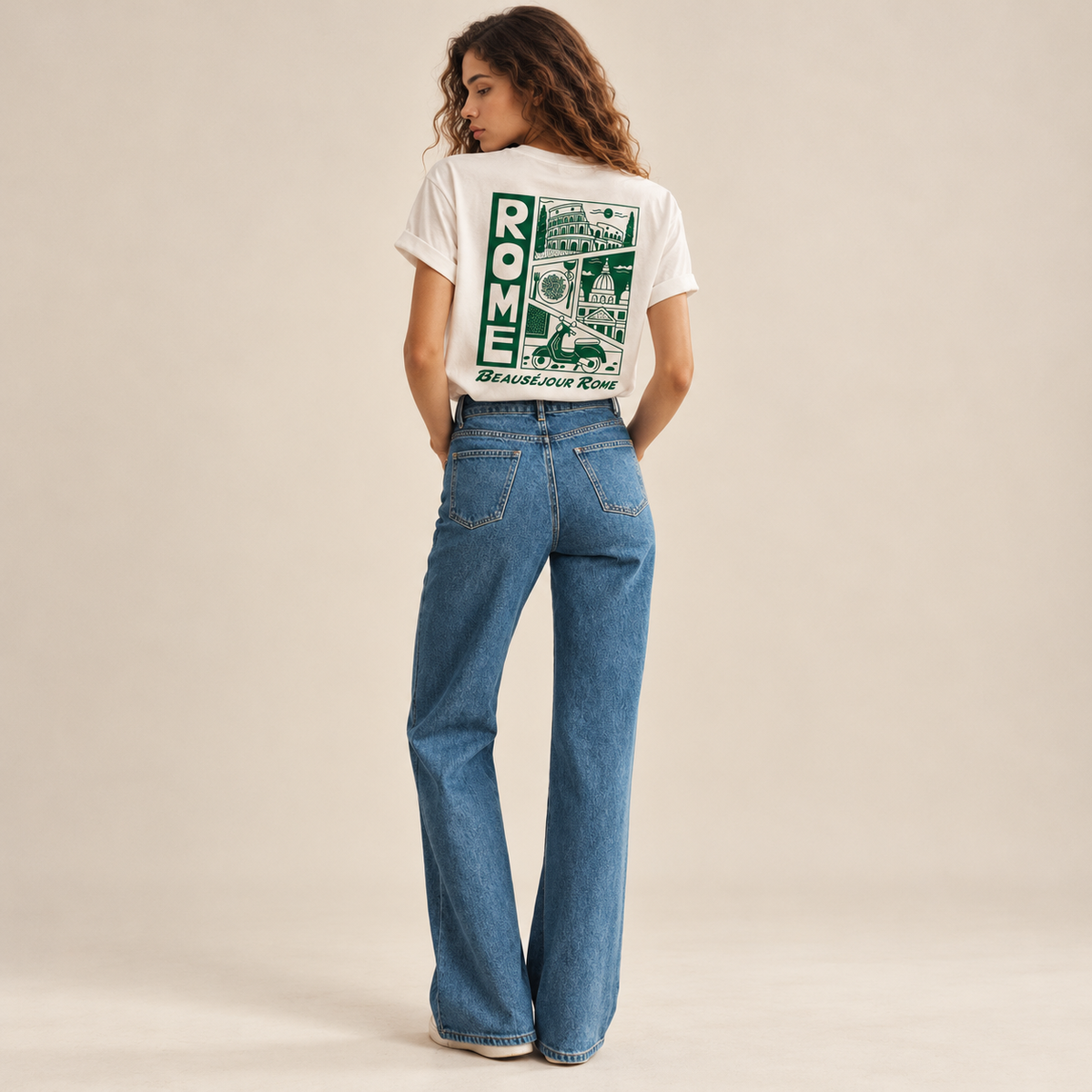T-shirt Beauséjour Rome blanc porté de dos avec un jean, grand imprimé vert Rome avec le Colisée, un dôme et une Vespa.