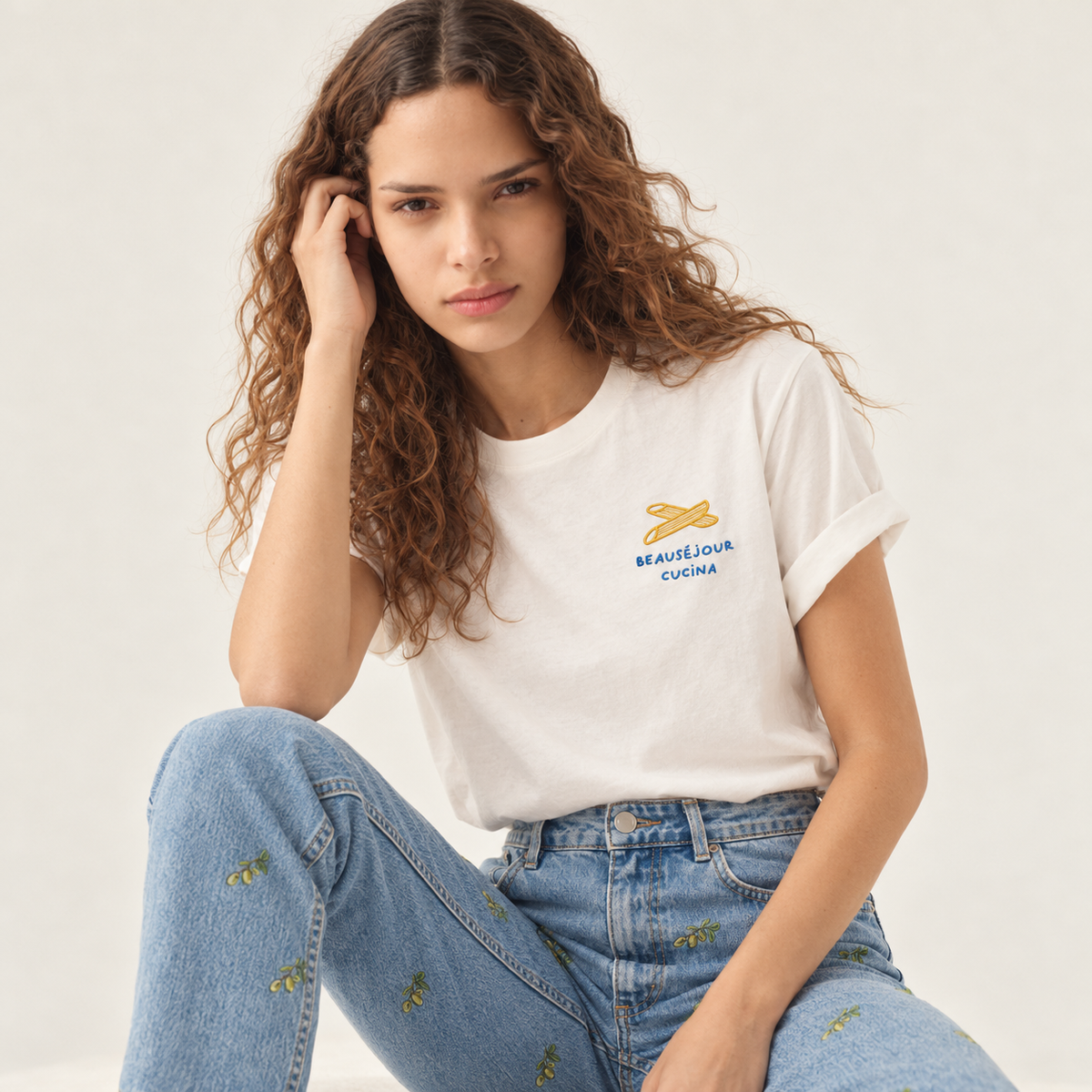 T-shirt Beauséjour Cucina porté de face, broderie de penne jaunes et texte bleu sur la poitrine.