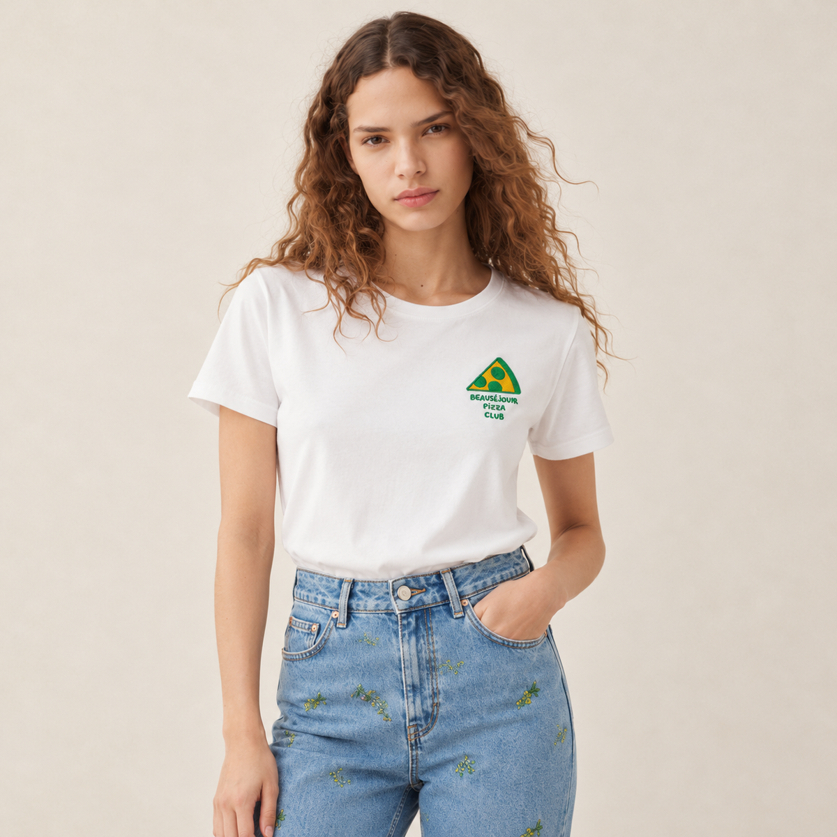 T-shirt Beauséjour Pizza Club porté de face, broderie part de pizza jaune et verte sur la poitrine.