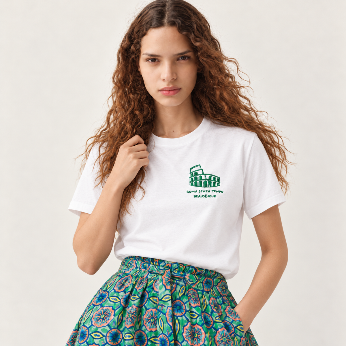 T-shirt Roma senza tempo Beauséjour porté de face : broderie verte du Colisée et texte Roma senza tempo.