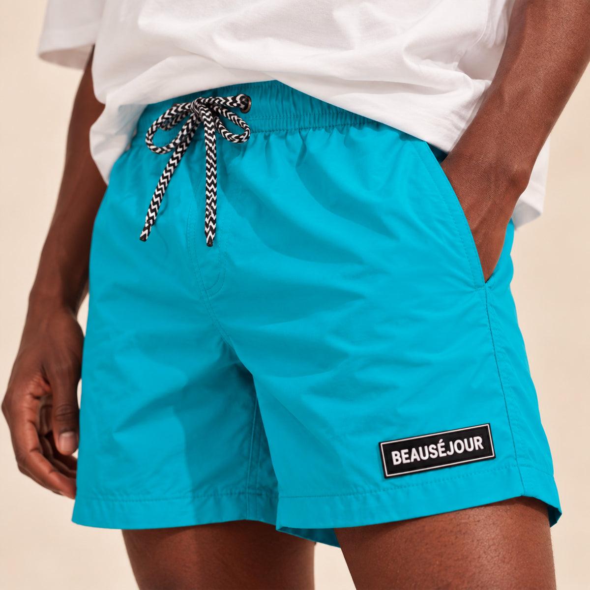 Maillot de bain turquoise pour homme. Patch beauséjour caoutchouc sur la cuisse. Vue produit.
