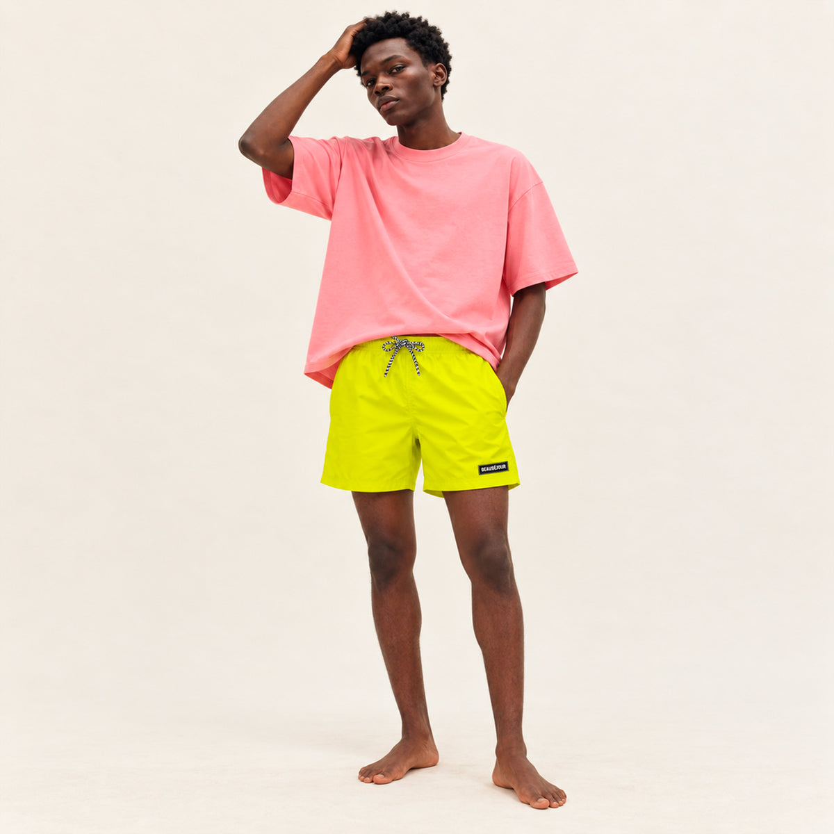 Maillot de bain jaune pour homme. Patch Beauséjour en caoutchouc signature sur la cuisse. vue de face.