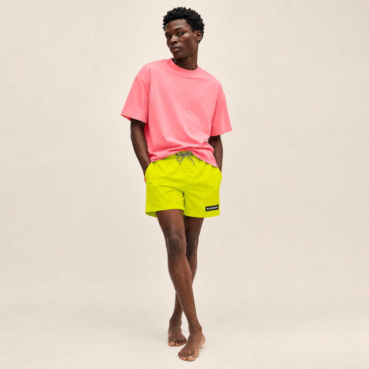 Maillot de bain jaune pour homme. Patch Beauséjour en caoutchouc signature sur la cuisse. vue studio.