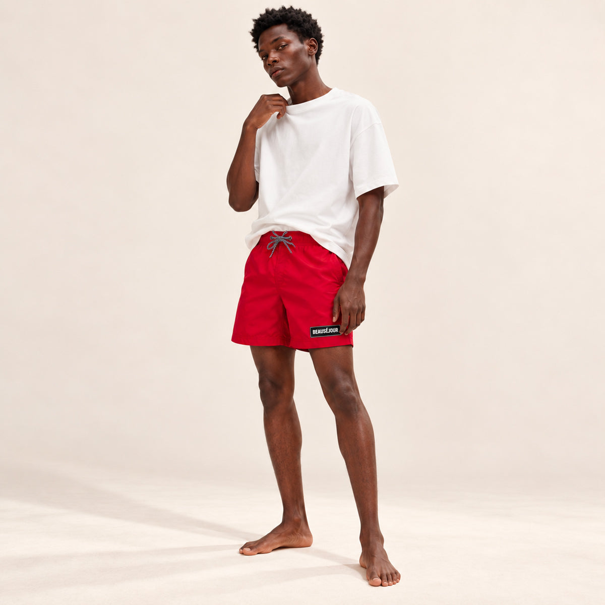 Maillot de bain rouge pour homme. Patch Beauséjour en caoutchouc signature sur la cuisse