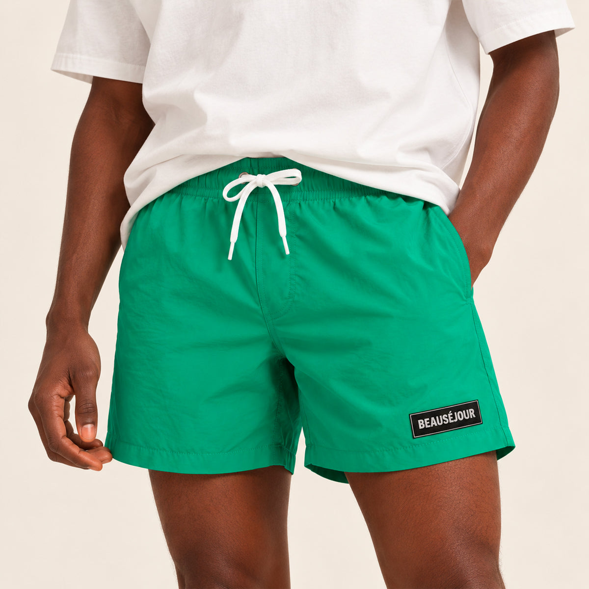Maillot de bain vert pour homme. atch Beauséjour caoutchouc signature sur la cuisse. Vue de face 2.