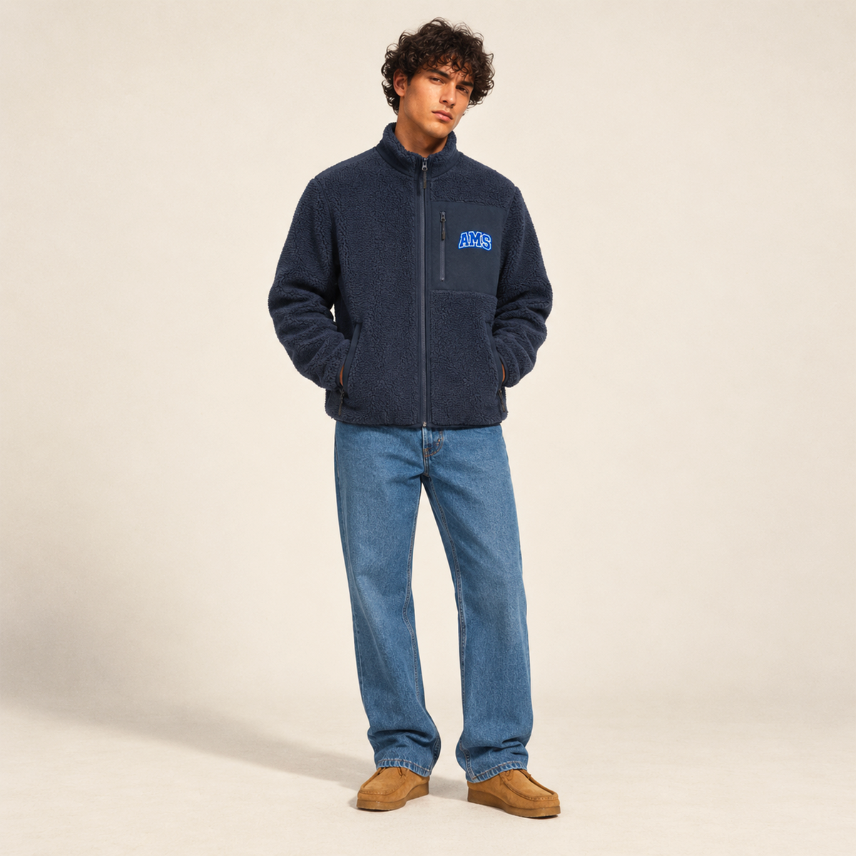 Polaire homme Beauséjour AMS bleu marine en Sherpa 450g recyclé, col montant zippé, empiècements softshell, poches zippées et patch AMS brodé sur la poitrine.