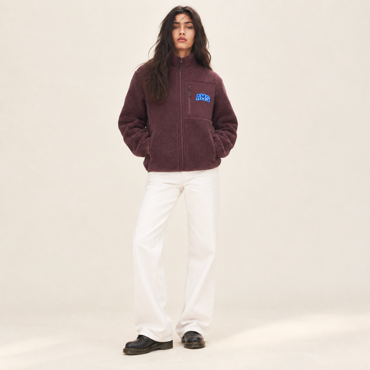 Polaire femme Beauséjour AMS bleu marine en Sherpa 450g recyclé, col montant zippé, empiècements softshell, poches zippées et patch AMS brodé sur la poitrine.