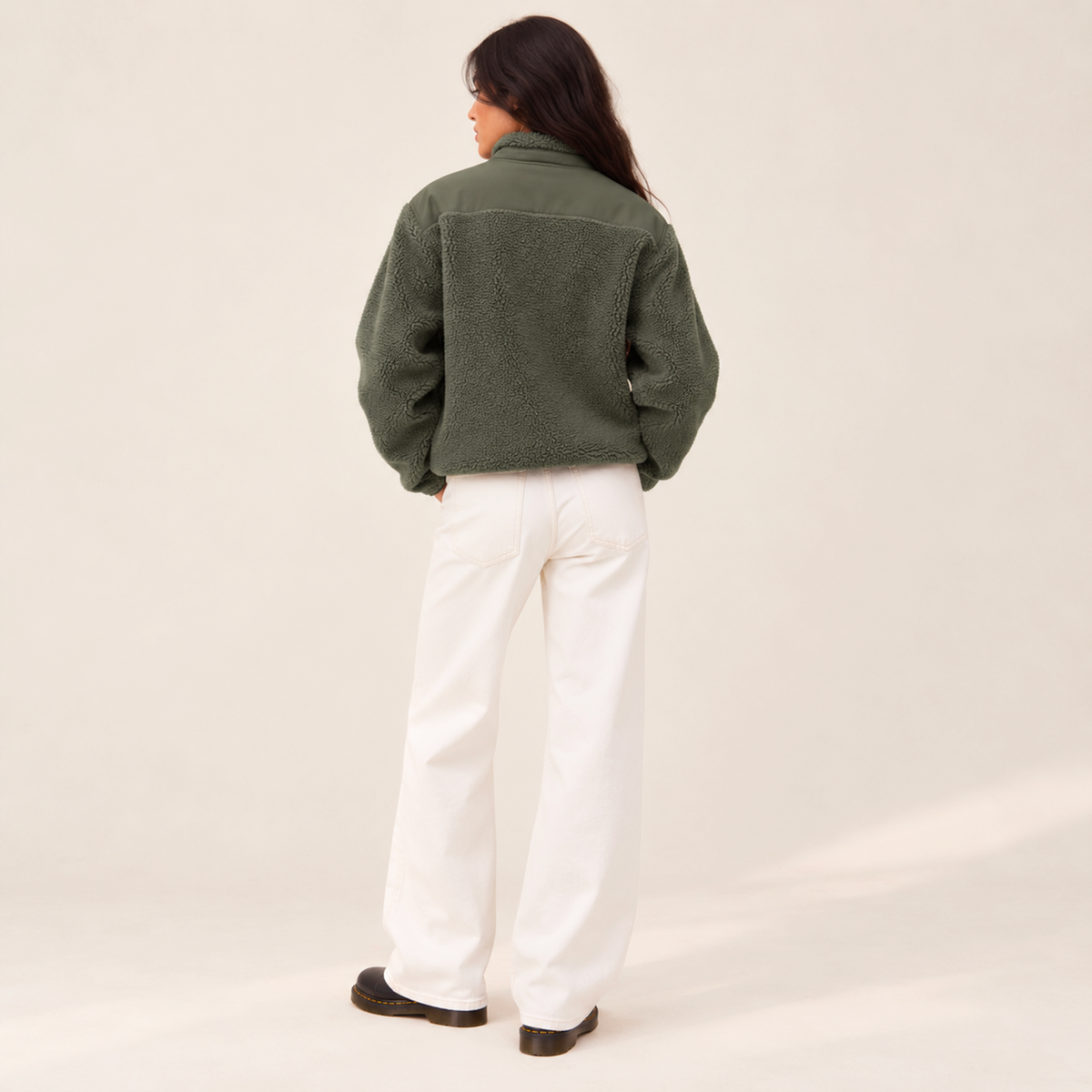 Polaire femme Beauséjour AMS bleu marine en Sherpa 450g recyclé, col montant zippé, empiècements softshell, poches zippées et patch AMS brodé sur la poitrine.