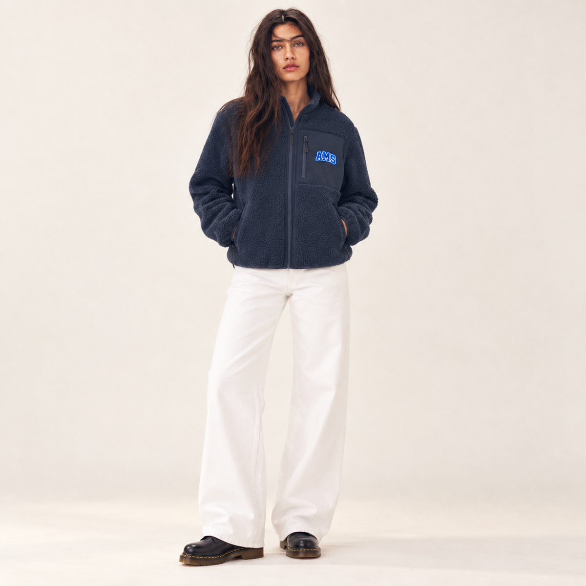 Polaire femme Beauséjour AMS bleu marine en Sherpa 450g recyclé, col montant zippé, empiècements softshell, poches zippées et patch AMS brodé sur la poitrine.