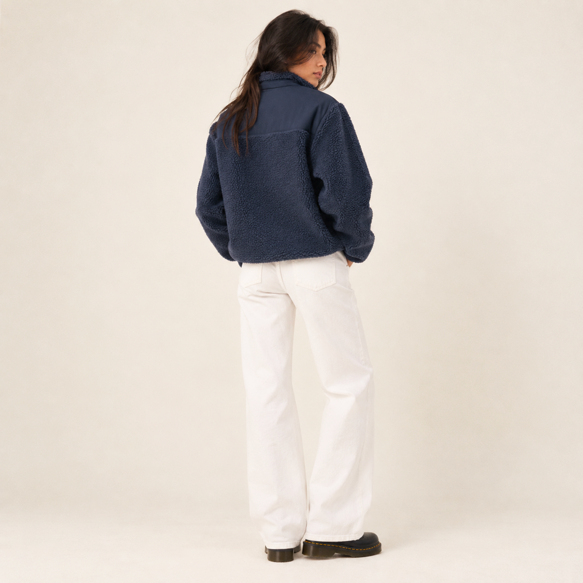 Polaire femme Beauséjour AMS bleu marine en Sherpa 450g recyclé, col montant zippé, empiècements softshell, poches zippées et patch AMS brodé sur la poitrine.