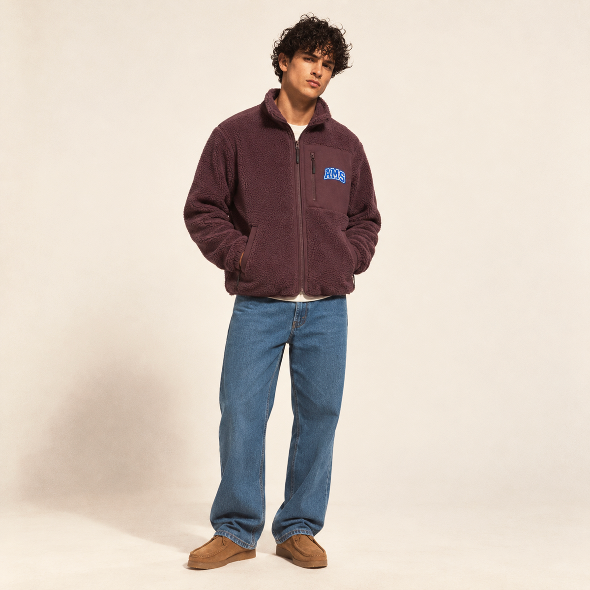 Polaire homme Beauséjour AMS bleu marine en Sherpa 450g recyclé, col montant zippé, empiècements softshell, poches zippées et patch AMS brodé sur la poitrine.