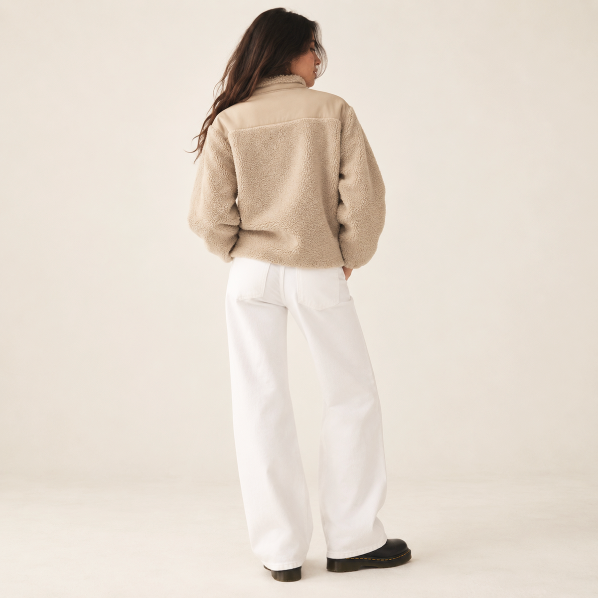 Polaire femme Beauséjour AMS bleu marine en Sherpa 450g recyclé, col montant zippé, empiècements softshell, poches zippées et patch AMS brodé sur la poitrine.