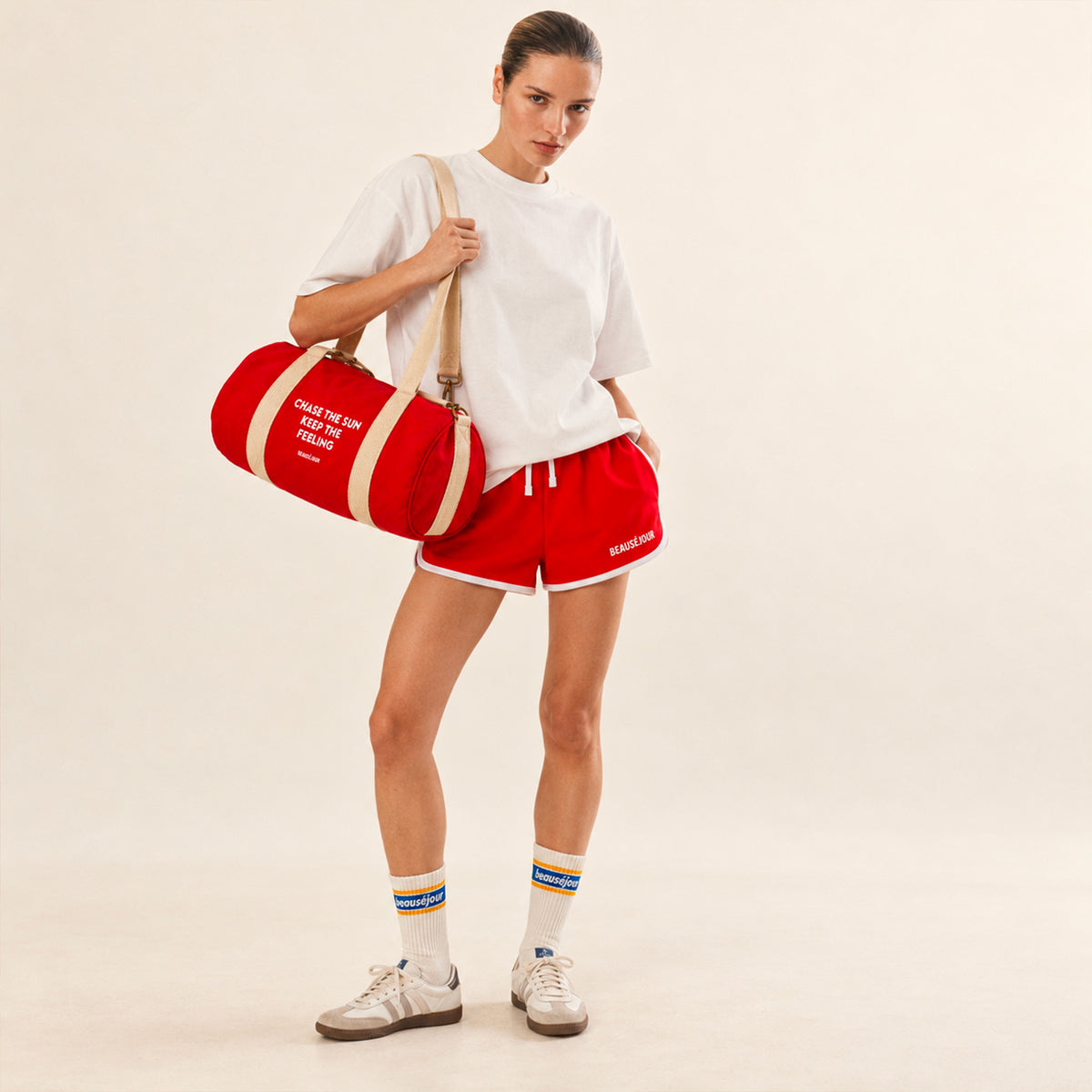 Short de sport rouge pour femme. Studio.
