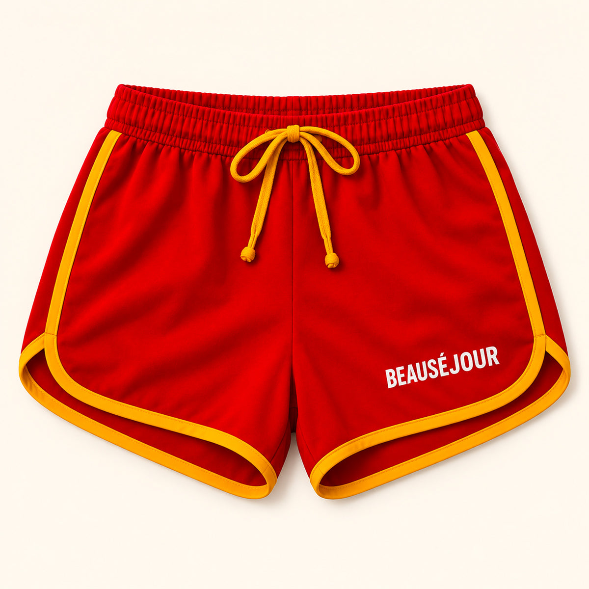 Short de sport femme Beauséjour rouge et jaune, coupe courte rétro, taille élastique avec cordon blanc, bordures contrastantes blanches et logo Beauséjour imprimé sur la cuisse.