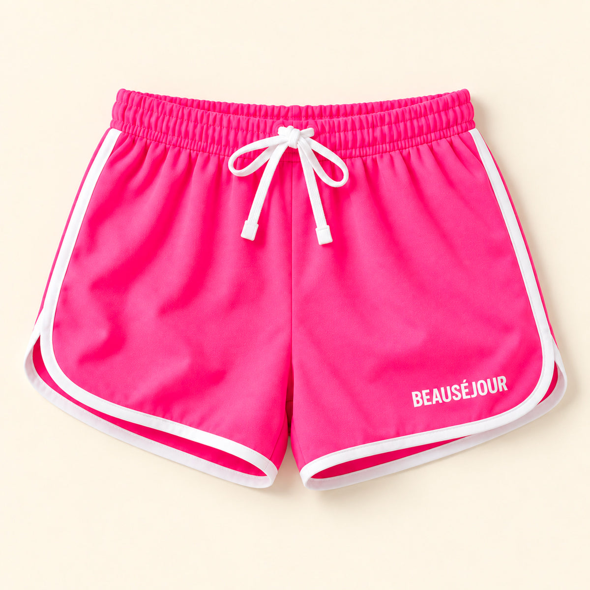 Short de sport femme Beauséjour rose, coupe courte rétro, taille élastique avec cordon blanc, bordures contrastantes blanches et logo Beauséjour imprimé sur la cuisse.