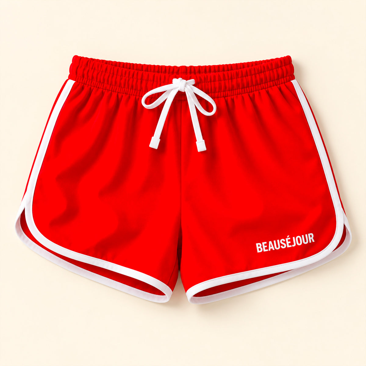 Short de sport femme Beauséjour rouge, coupe courte rétro, taille élastique avec cordon blanc, bordures contrastantes blanches et logo Beauséjour imprimé sur la cuisse.