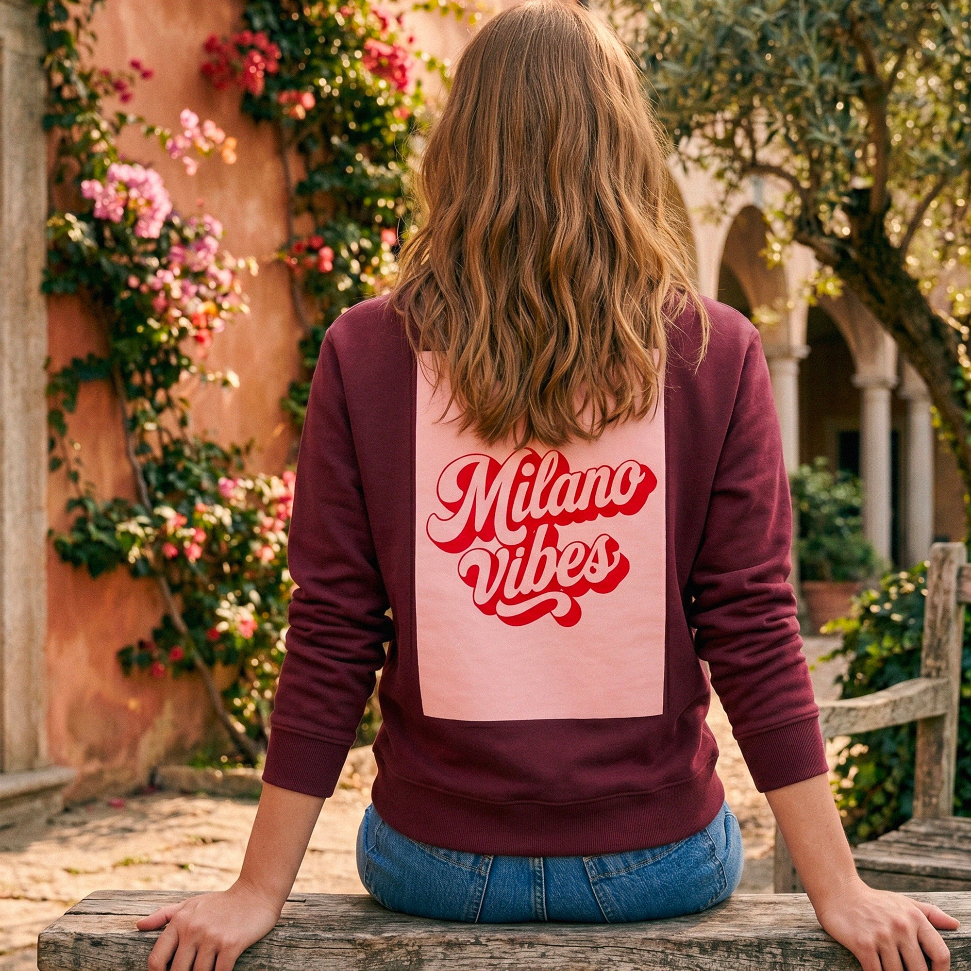 Sweat bordeaux femme Beausejour Milano Vibes avec imprime typographie rouge et rose au dos, molleton brosse col rond.