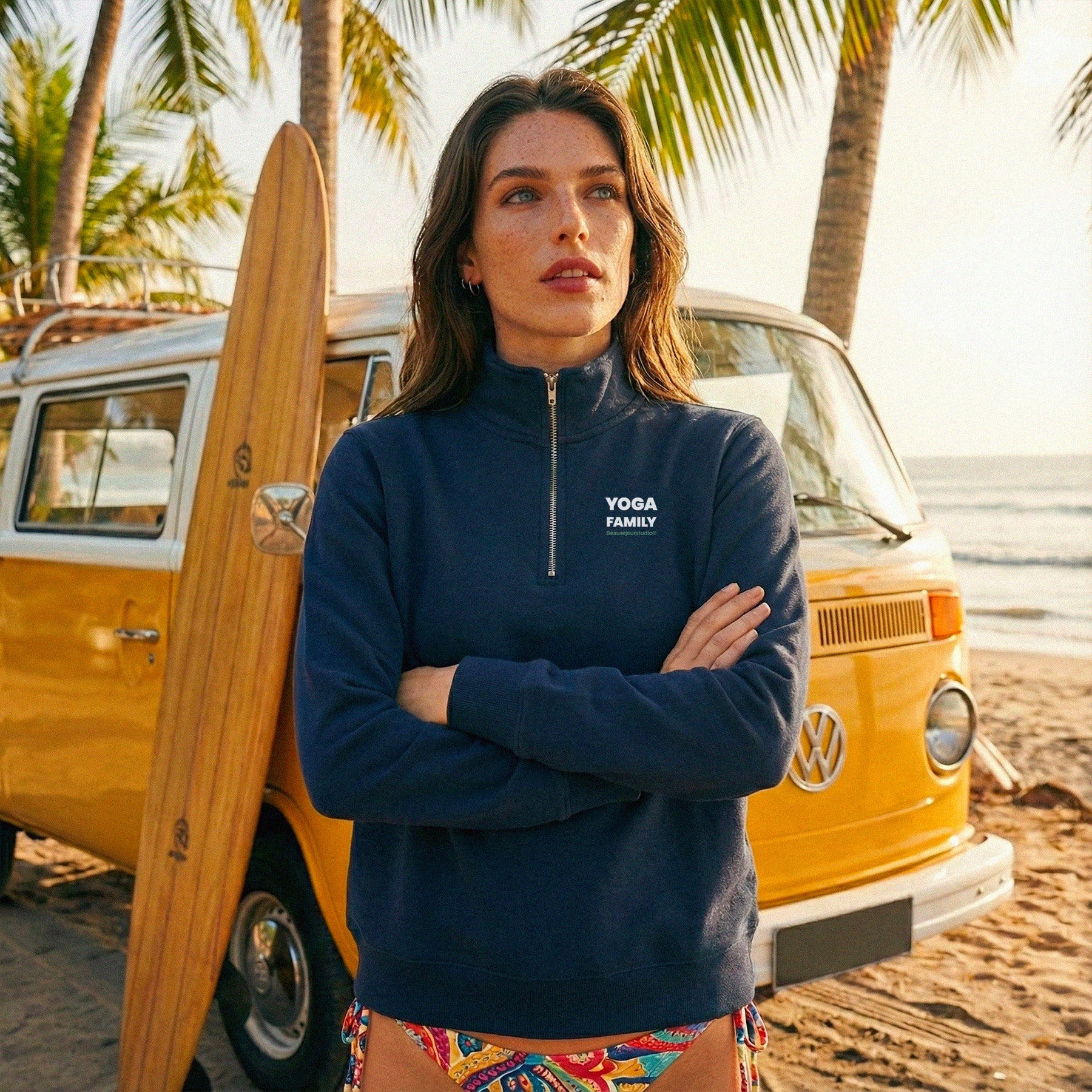 Sweatshirt Yoga Family pour femme. Zipp et coton 100% biologique. Shooting à Bali à la plage. 
