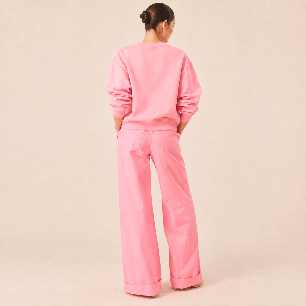 Look chic et estival avec sweatshirt rose de dos et pantalon rose, Beauséjour.