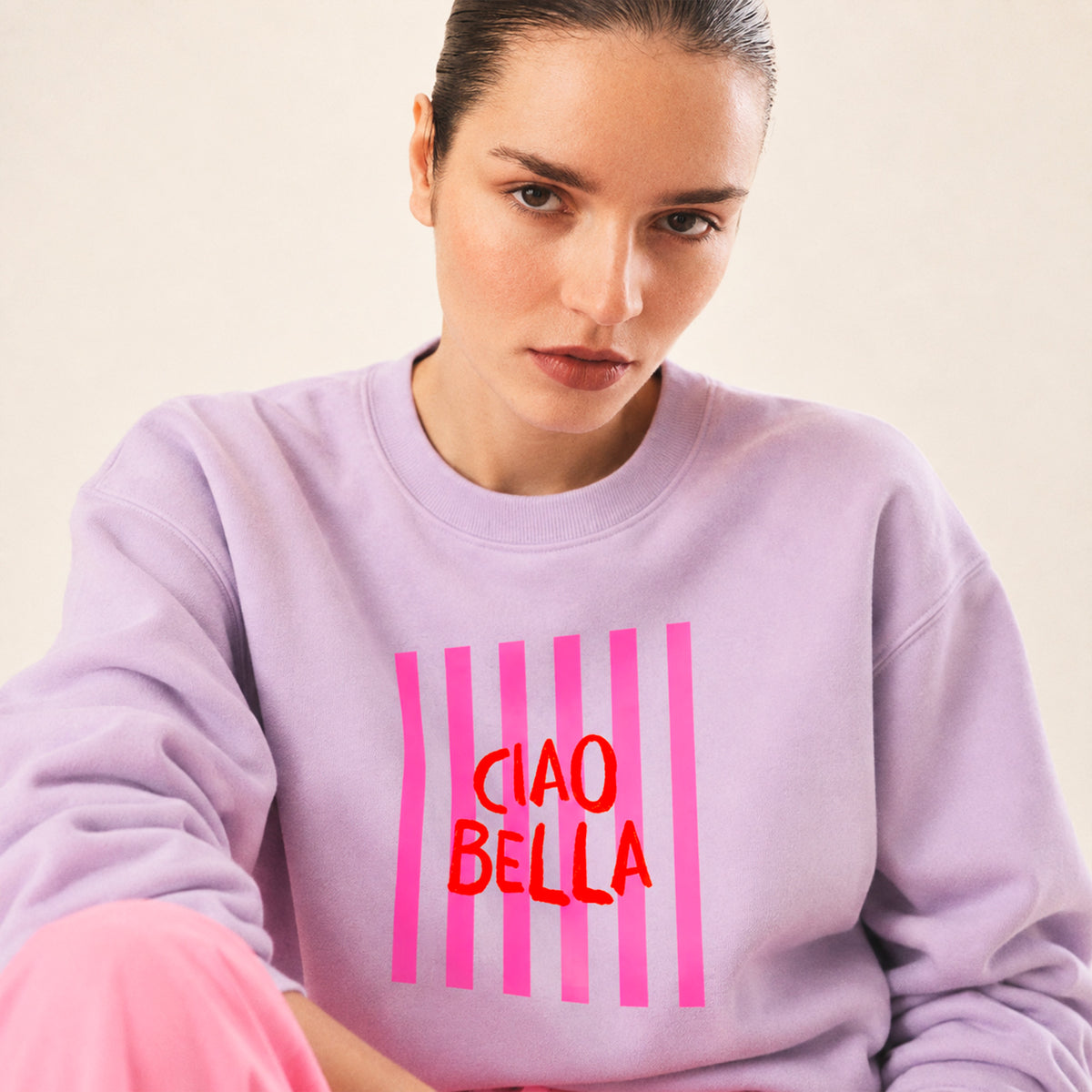 Sweat violet Ciao Bella Beauséjour, porté, coton biologique. Zoom produit.