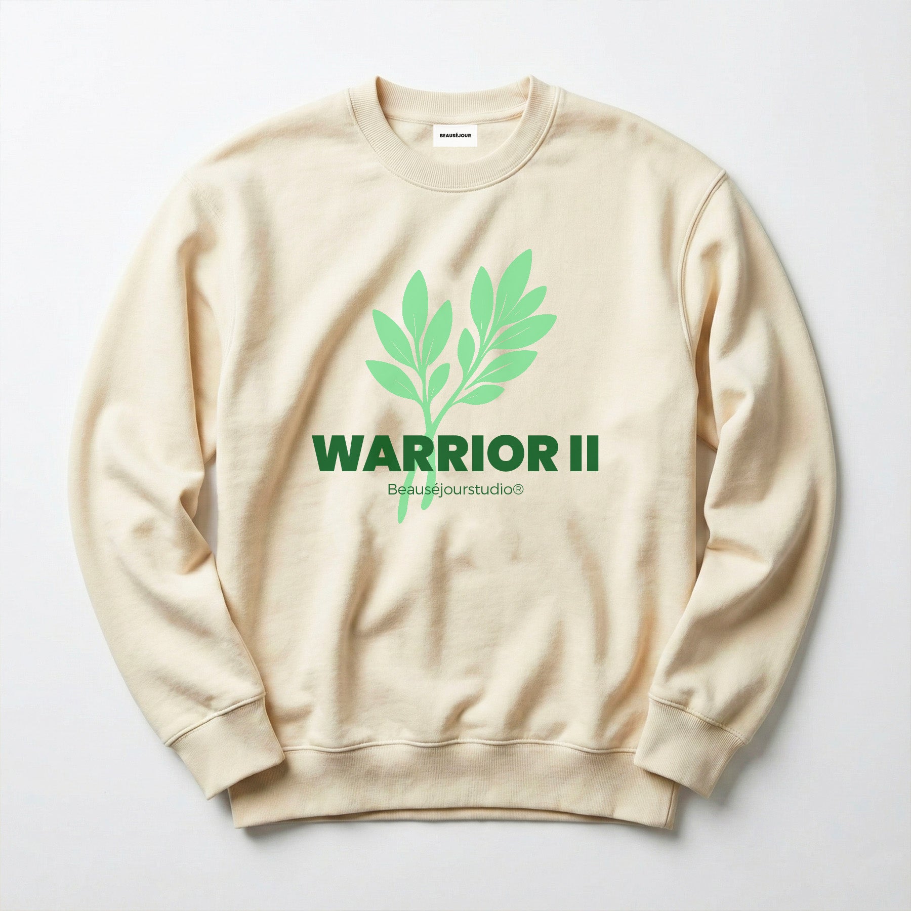 Packshot sweatshirt creme yoga pour femme. Impression warrior sur la face avant du sweat. Sweatshirt parfait pour les amoureux du yoga. 