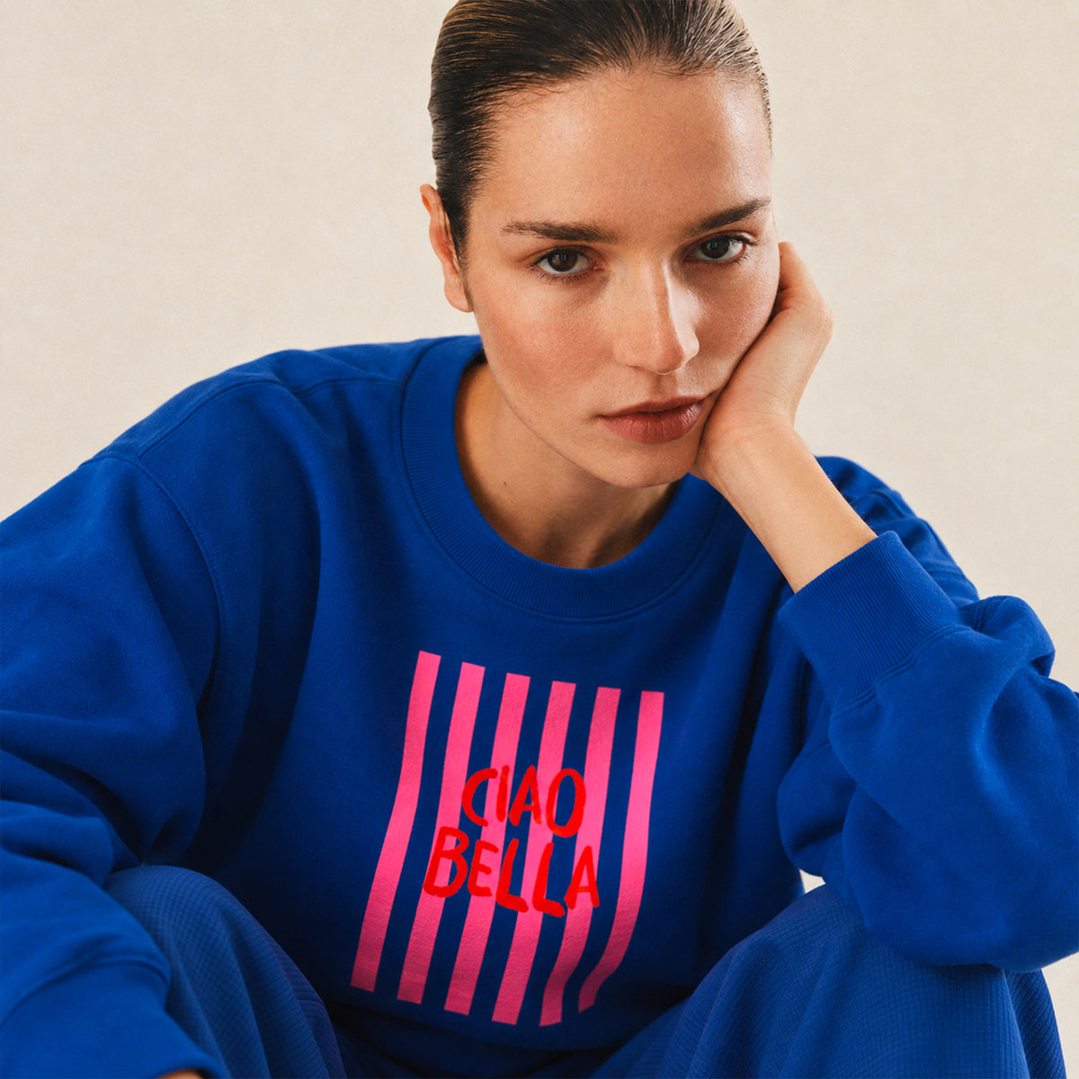 Sweatshirt bleu royal Ciao Bella Beauséjour pour femme, vue de face en coton biologique – Beauséjour France. Zoom produit.